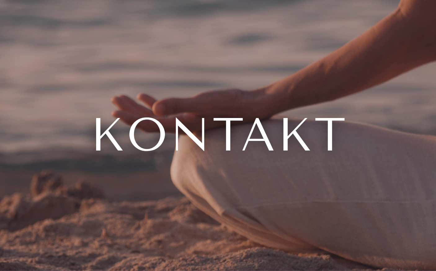 Nahaufnahme einer Hand, die auf einem Surfbrett am Strand liegt, mit Wasser im Hintergrund, Text 'KONTAKT' darüber.