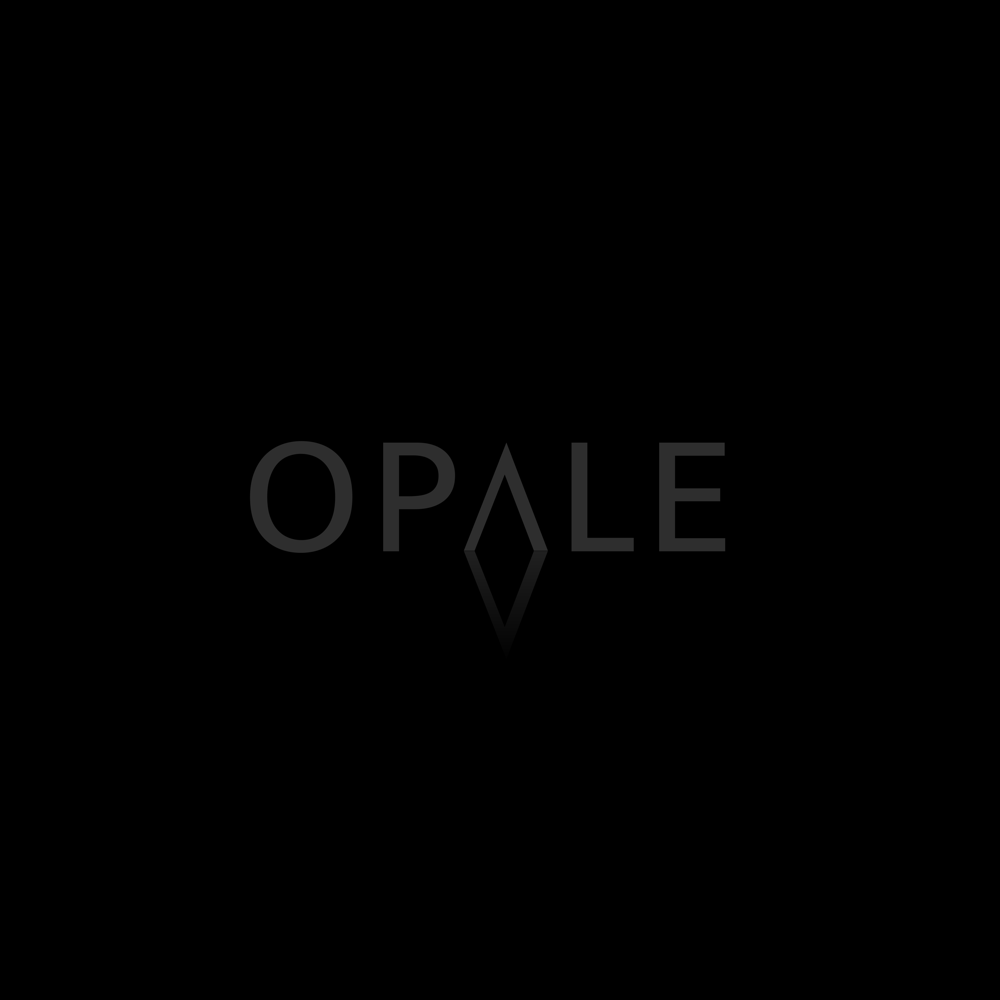 Schwarzer Hintergrund mit dem Wort 'OPALE' in grauen Buchstaben, das durch eine Diamantform in der Mitte geteilt ist.