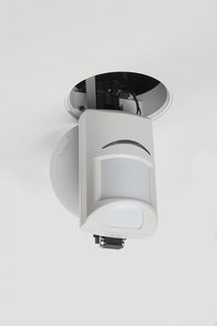 Bewegungsmelder an weißer Decke