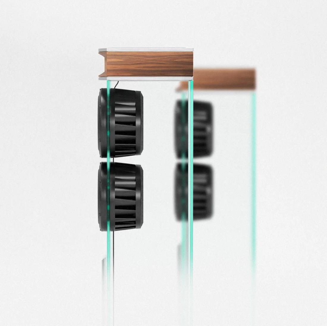 Zwei schwarze Ventilatoren, die an dünnen Glasstäben mit Holzplatten auf einer weißen Oberfläche befestigt sind.