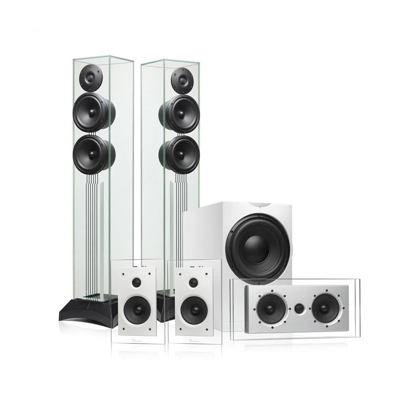 Verschiedene Lautsprecher, darunter Standlautsprecher, Regallautsprecher, ein Subwoofer und ein Center-Lautsprecher, in weiß und schwarz.