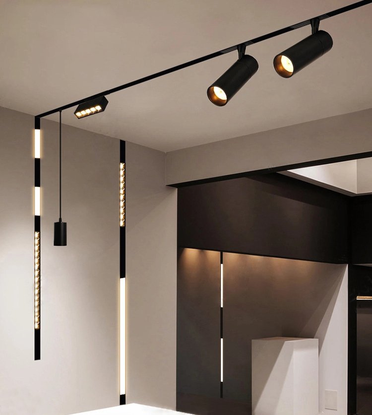 Moderne Beleuchtung in einem Raum mit schwarzen und weißen Lichtinstallationen und Deckenleuchten.