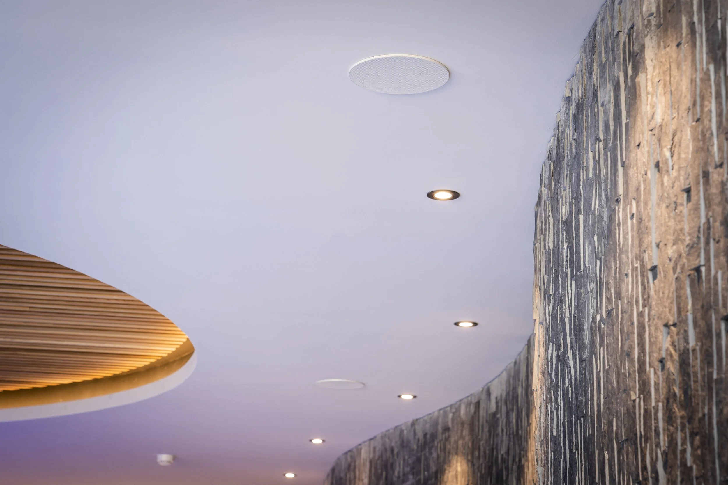 Decke mit eingebauten Spotlights und einer Wand mit sichtbaren Ziegelsteinen