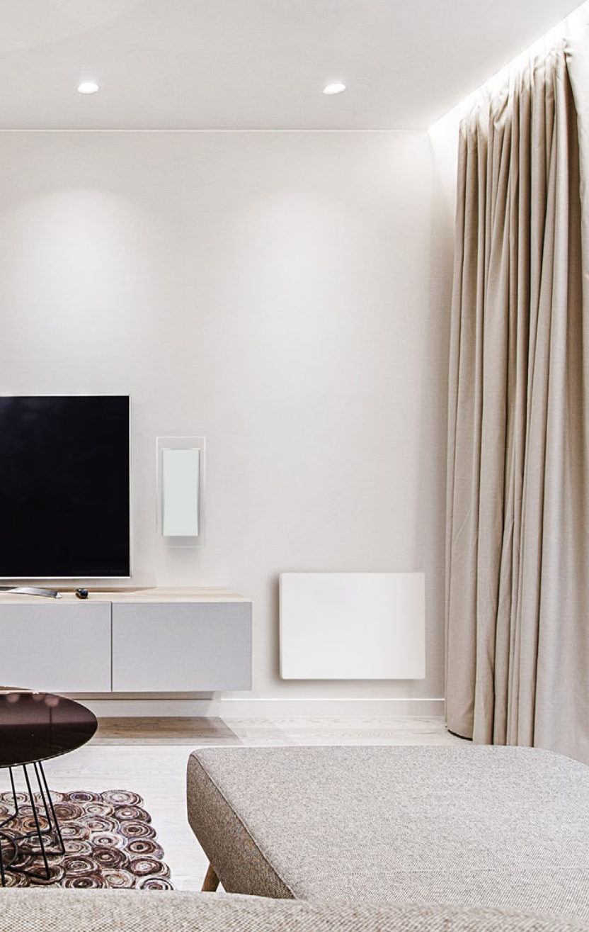 Moderner Wohnraum mit Fernseher, beige Vorhänge, grauem Sofa und schlichter weißer Wand.