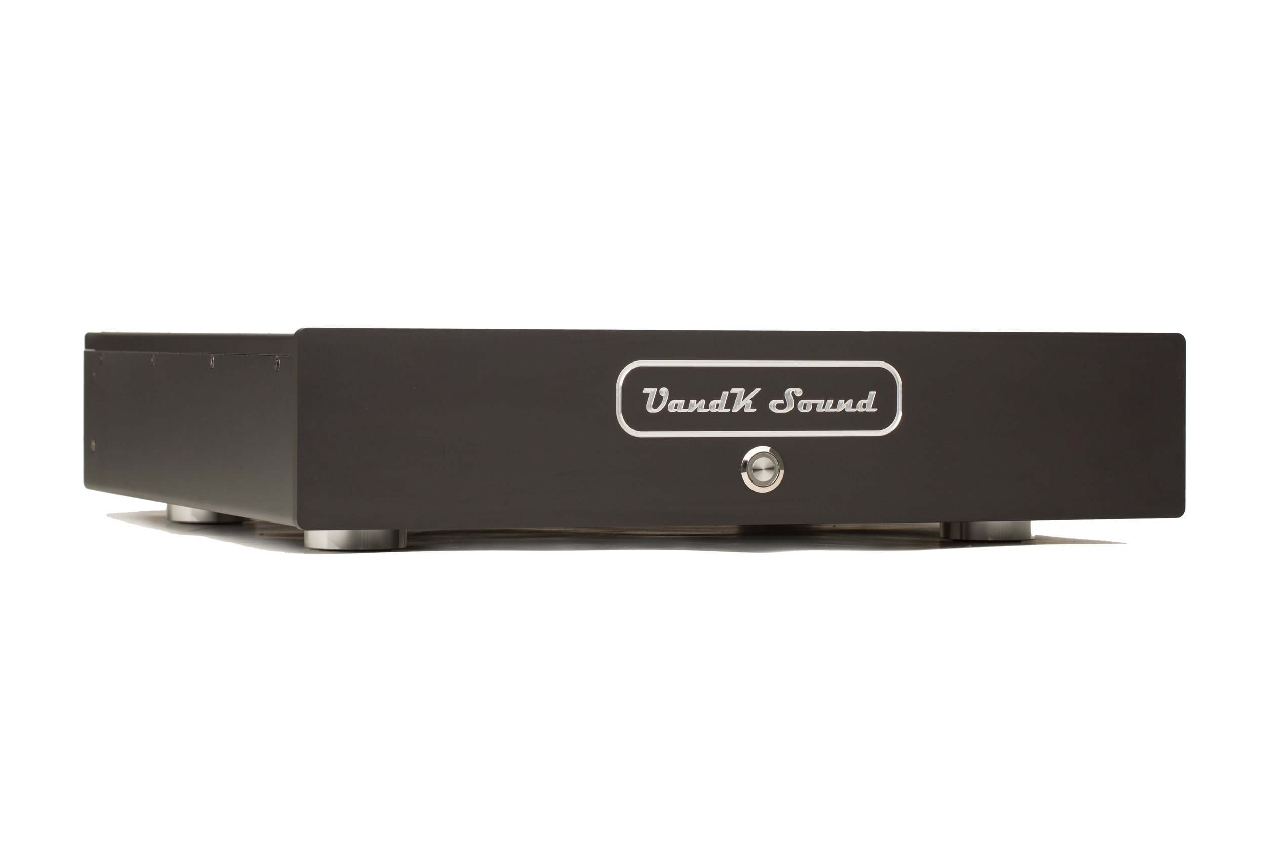 Schwarzer Verstärker mit dem Label 'VandK Sound' auf einer weißen Fläche.