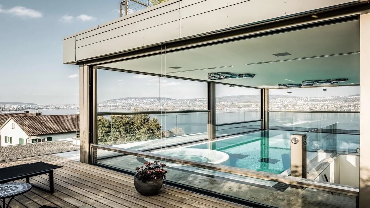 moderner Balkon mit Blick auf den See, ein Whirlpool, eine Pflanze in einem Topf, Holzterrasse