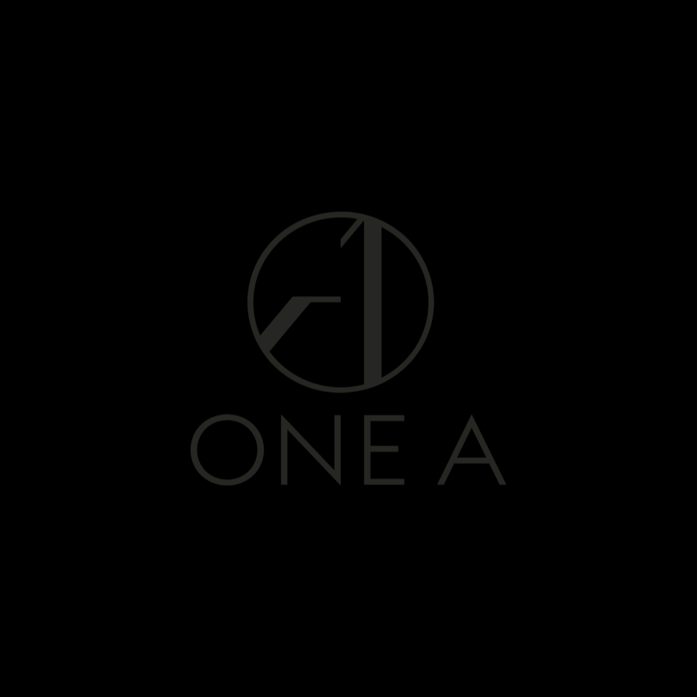 Schwarzer Hintergrund mit einem runden Logo mit stilisierter Uhr und den Worten "ONE A" darunter.