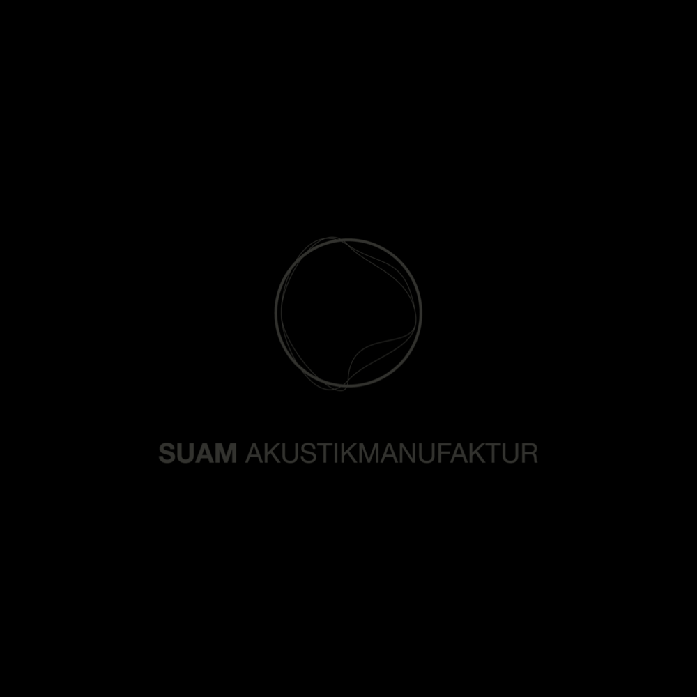 Logo eines Unternehmens namens SUAM Akustikmanufaktur, schwarz Hintergrund, abstrakte Linie im Kreis, minimalistisches Design.
