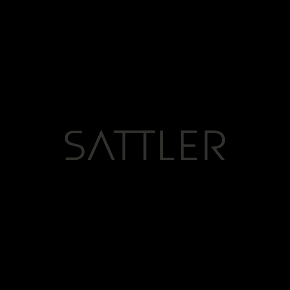 Schwarz-weißes Logo mit Text 'SATTLER' in der Mitte.
