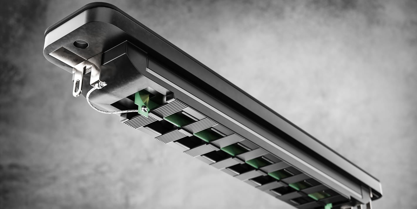 Nahaufnahme eines elektronischen Bauteils mit mehreren schwarzen und grünen Komponenten, vermutlich einem Computer- oder Elektronikbauteil.