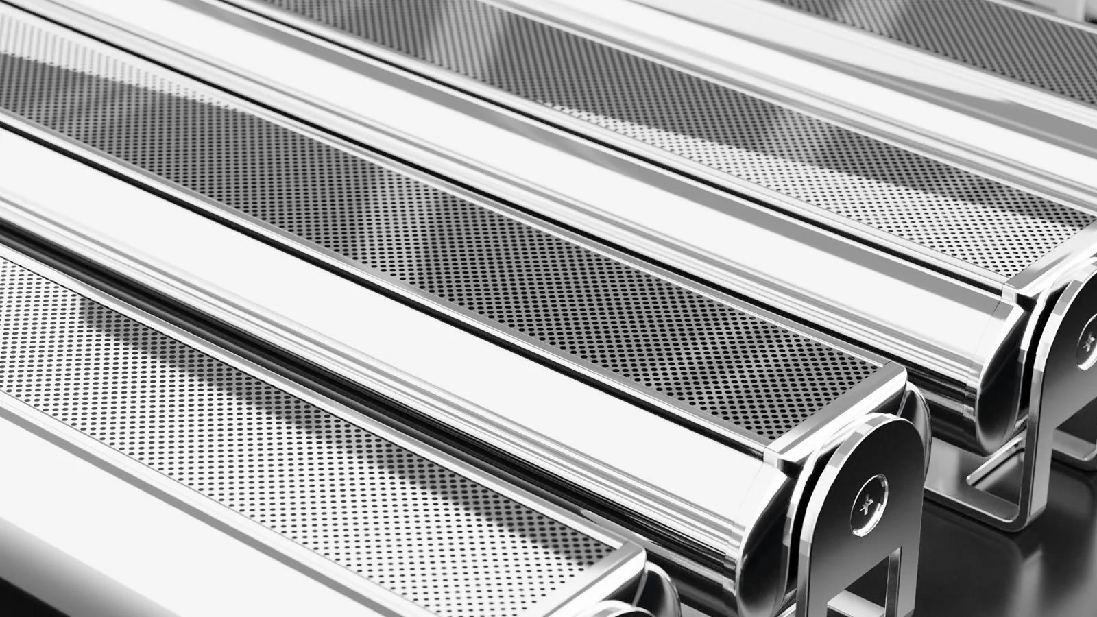 Mehrere Edelstahl-Türme mit perforierten Flächen, vermutlich Teil einer Röstmaschine oder eines Industriegastrennsystems.