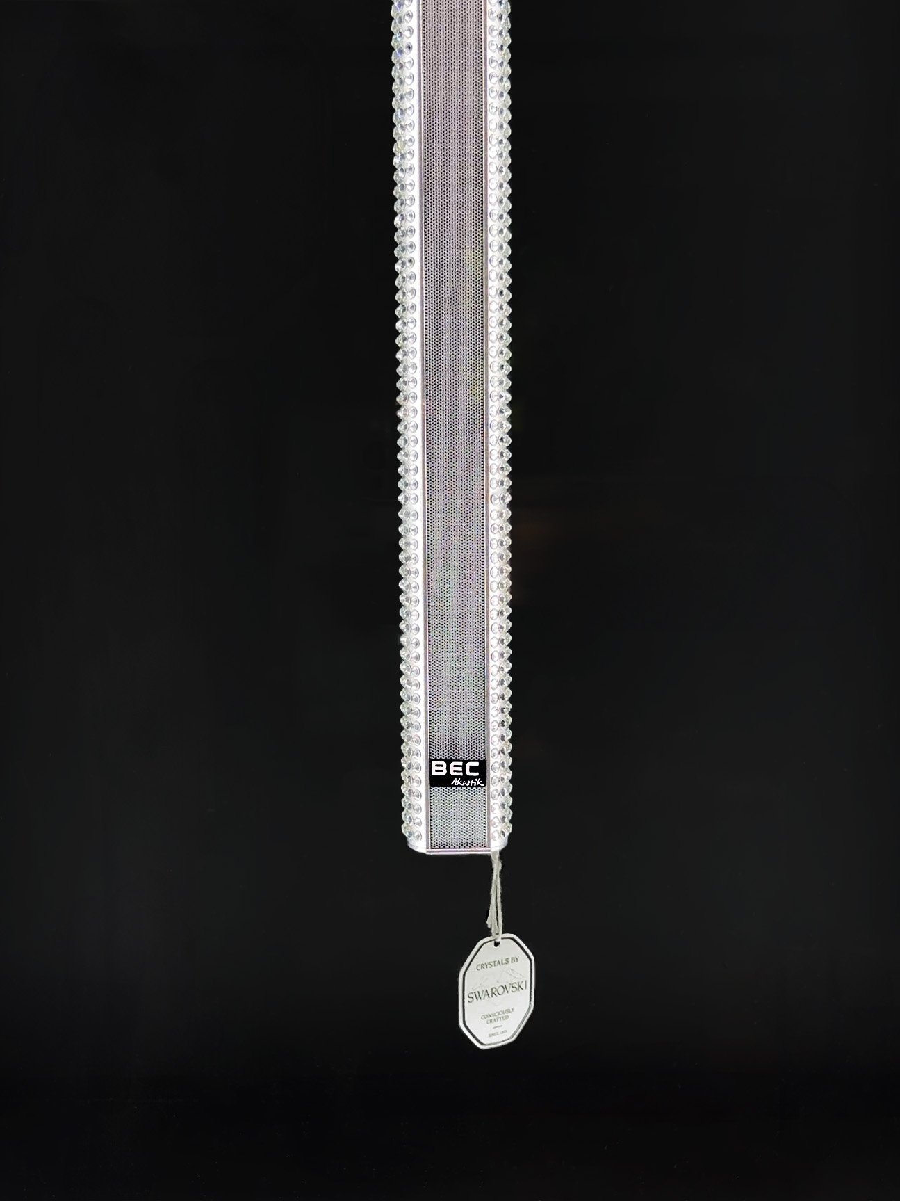 Lautsprecher mit Swarovski-Kristallen gegen schwarzen Hintergrund.