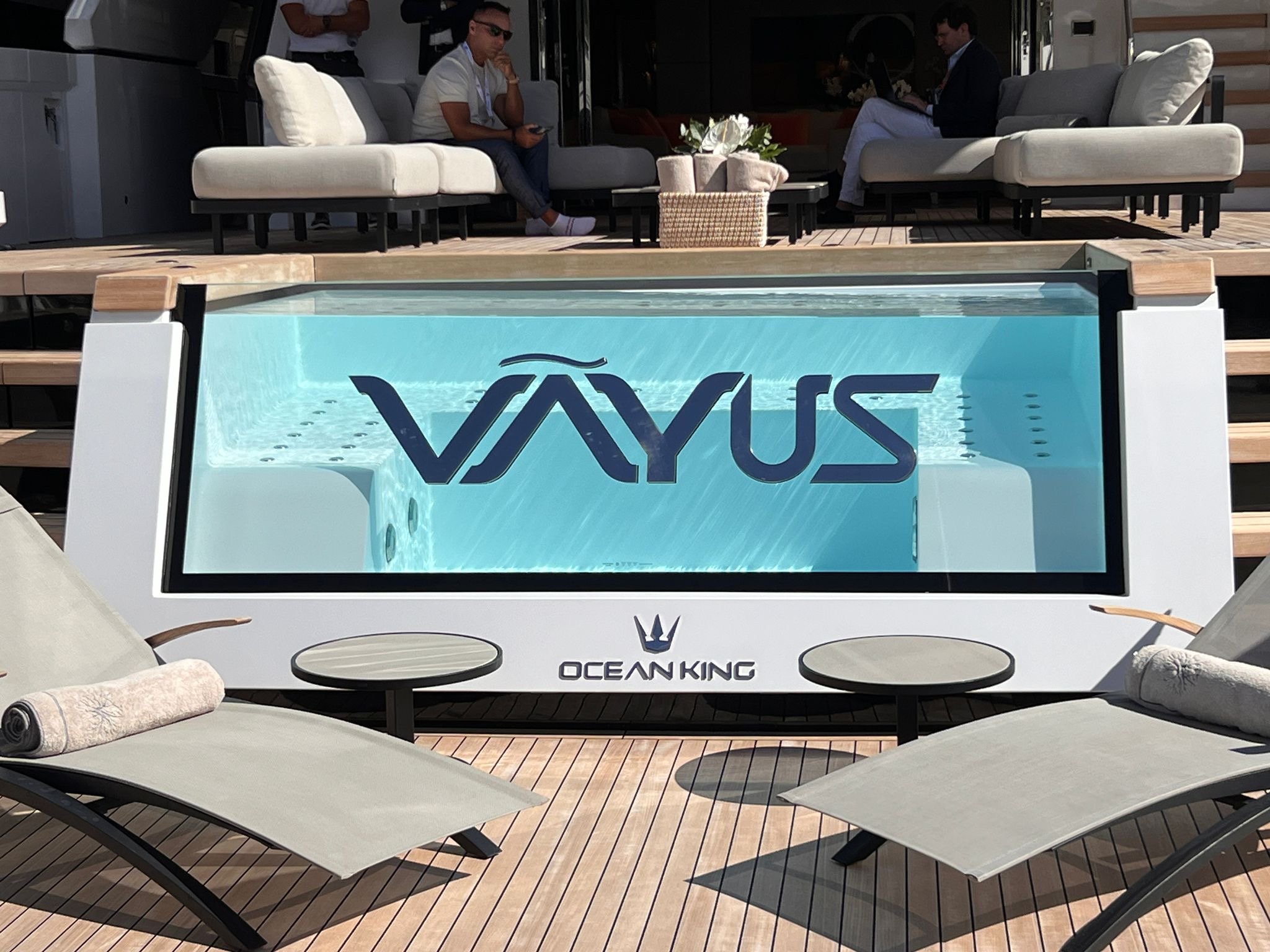 Pool mit VAYUS und Ocean King Schriftzug, Liegestühle mit Handtüchern, Lounge-Möbel im Hintergrund auf einer Dachterrasse.