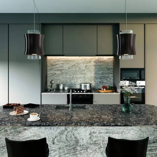Moderne Küche mit dunklem Granit-Arbeitsplatte und schwarzen Hängelampen
