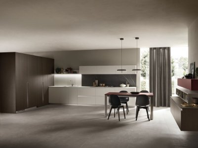 Moderner Esstisch mit vier Stühlen in einer hellen, minimalistischen Wohnküche.