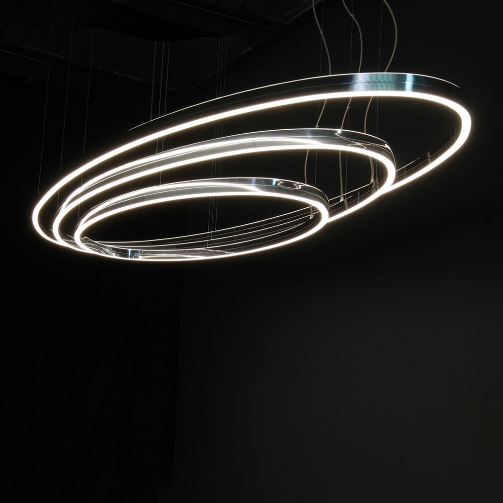 Moderne, kreisförmige LED-Deckenleuchte in Schwarz und Weiß an dunklem Hintergrund.