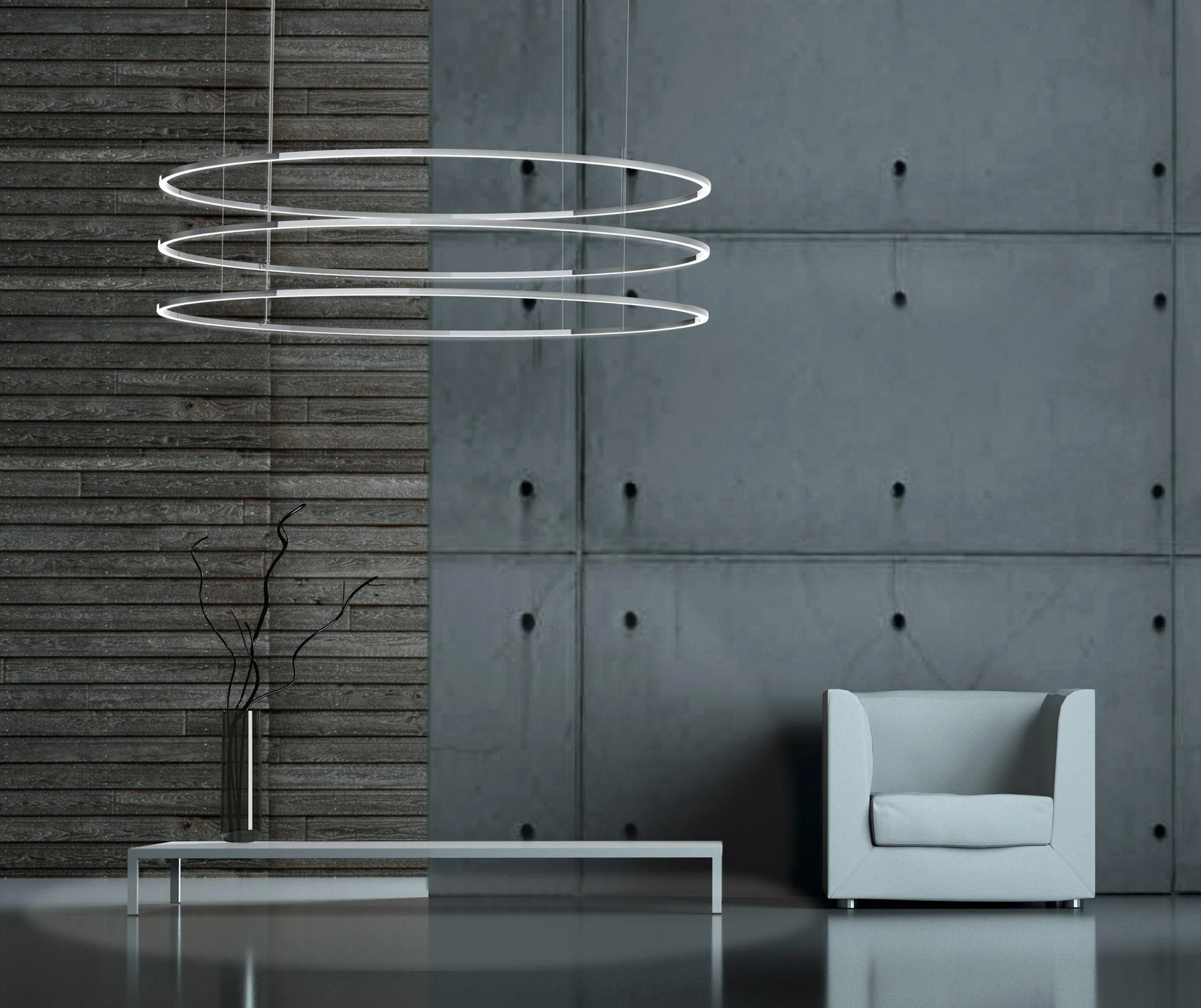 Modernes Wohnzimmer mit grauer Betonwand, Holzpaneelen, weißem Sessel, minimalistischer Vase mit schwarzen Zweigen und einer Raumdecke mit spiralförmiger Lichtinstallation.