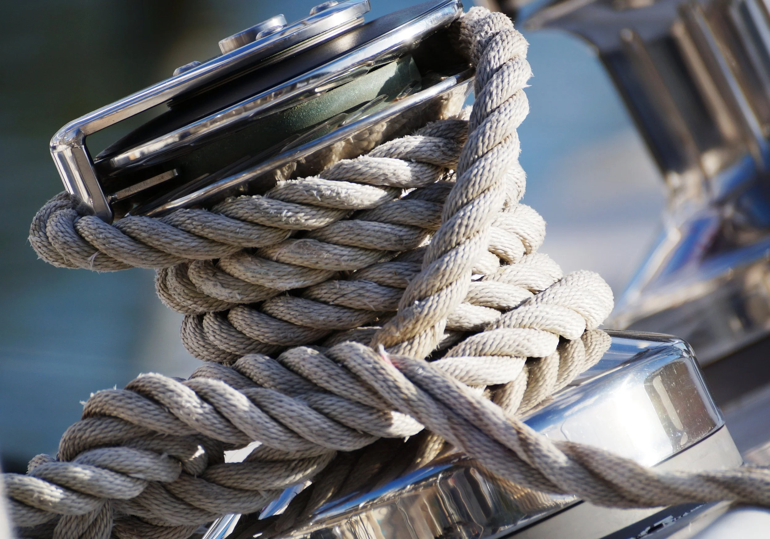 Segelboot-Trosse, die um das ambientais Metallteil gewunden ist.