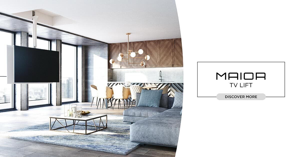 Modernes, gut ausgestattetes Wohnzimmer mit großen Fenstern, einer grauen Couch, einem Couchtisch, einer offenen Küche mit Sitzbereich und einem Fernseher an der Wand.