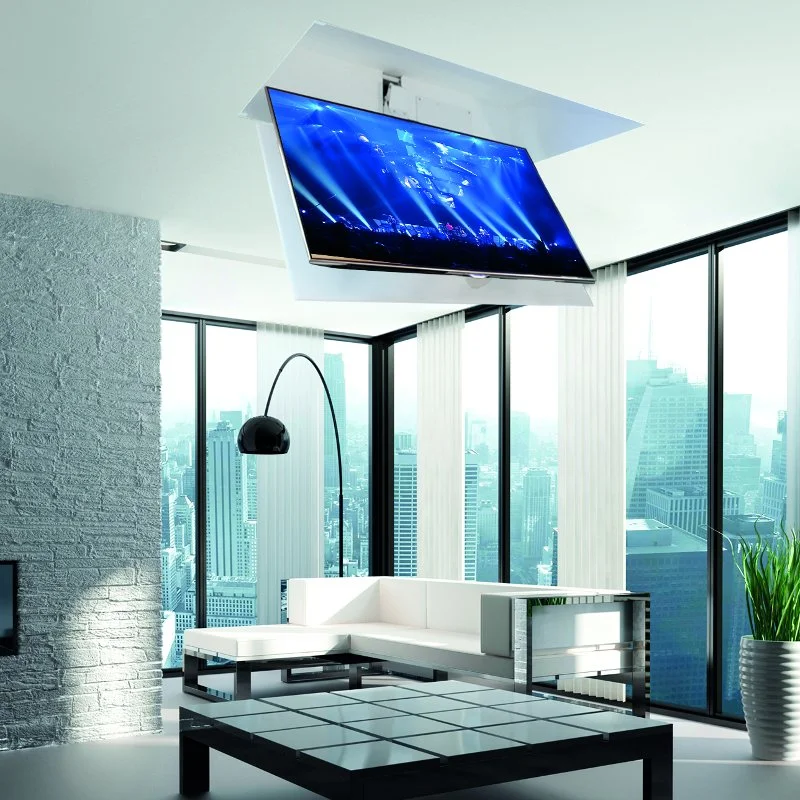 Moderne, helle Loft-Wohnzimmer mit großen Fensterfronten, amerikanischer Stadtblick, schwebendem Fernseher, weißem Sofa, schwarzem Couchtisch und Pflanzen.