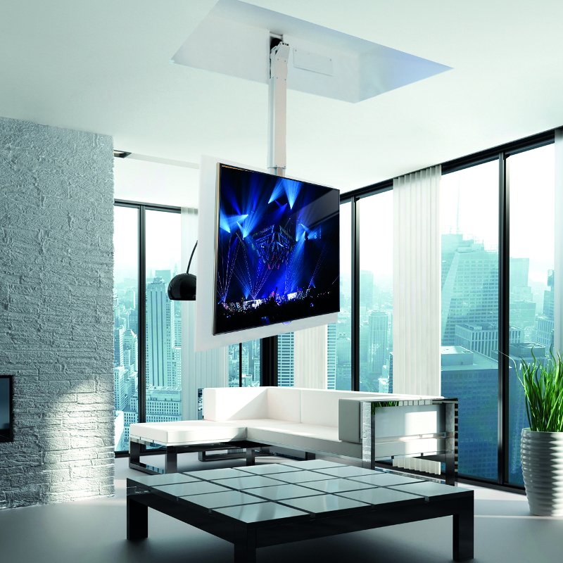 Moderne Wohnzimmer mit großen Fenstern, einem flachen schwarzen Couchtisch, einer weißen Sofaecke, einem Wandfernseher und einer Topfpflanze.