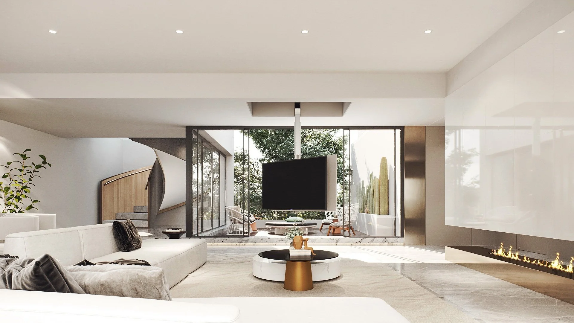 Moderne, helle Wohnzimmer mit weißen Sofas, zentralem schwarzem Couchtisch, Großbildschirm und Kamin, Blick nach draußen auf einen Balkon mit Stühlen, Pflanzen und Bäumen.