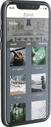 Smartphone mit einer App namens ZUMA, die verschiedene Bereiche wie Küche, Klang, Licht und Wohlbefinden steuert, mit Bildern von Küchenutensilien, Wasser, Schnee, Steinen und Natur. 