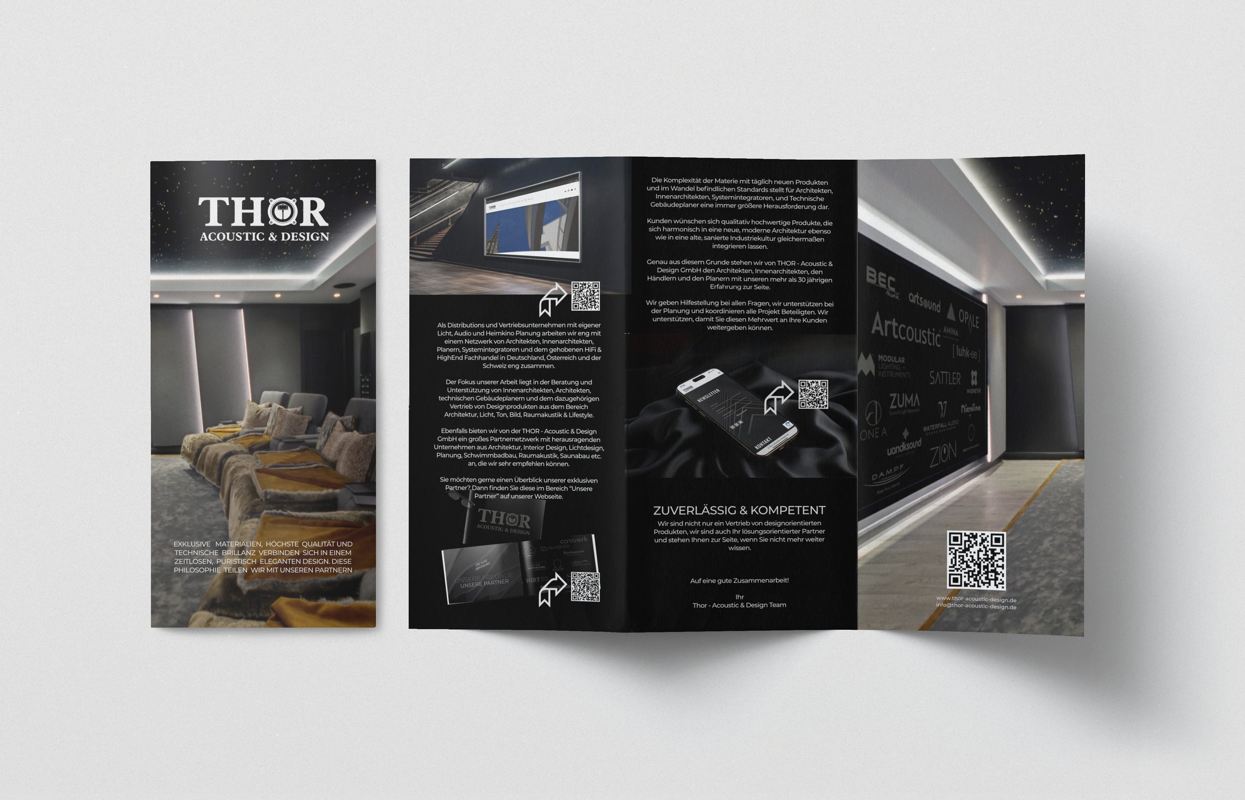 Drei-teiliger Flyer der Firma Thor Acoustic & Design, zeigt ein modernes Konferenzraum-Interior, eine Webseite, einen Smartphone, ein Wandbild mit Firmenlogos. Text beschreibt die Leistungen in Akustikdesign, technische Planung und Partnernetzwerk. Enthält QR-Codes und Kontaktinformationen.