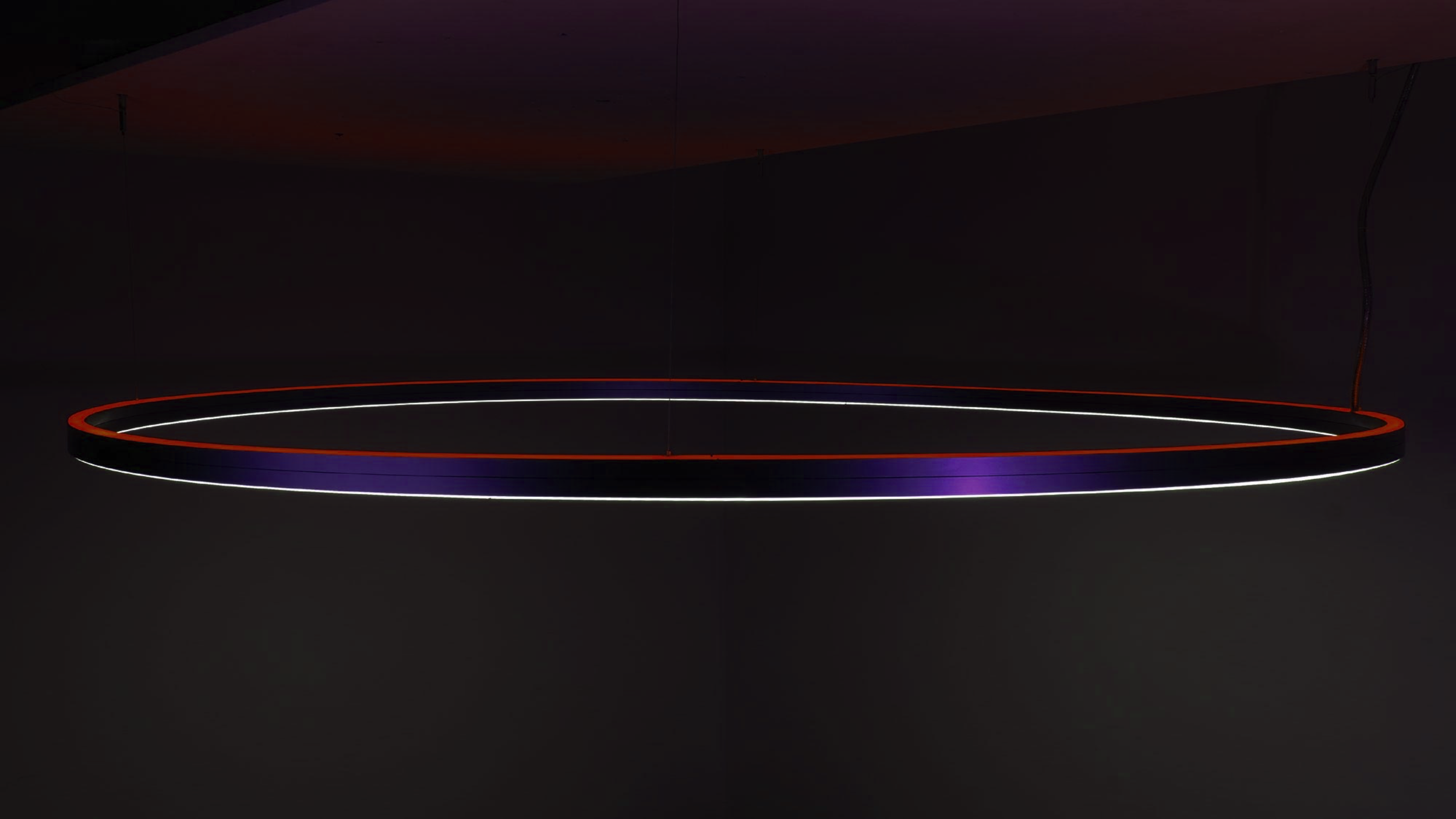Moderne kreisförmige Leuchte mit schwarzem, rotem und weißem Licht an dunklem Hintergrund