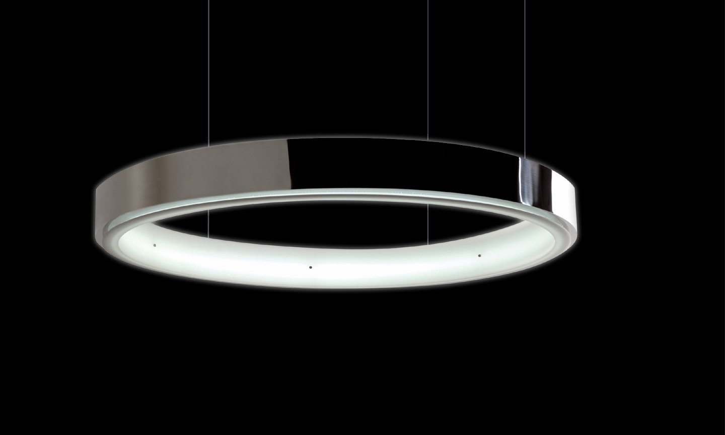 Moderne, runde Deckenleuchte mit einem schmalen schwarzen Rahmen, leuchtend mit weißem Licht, vor einem schwarzen Hintergrund.
