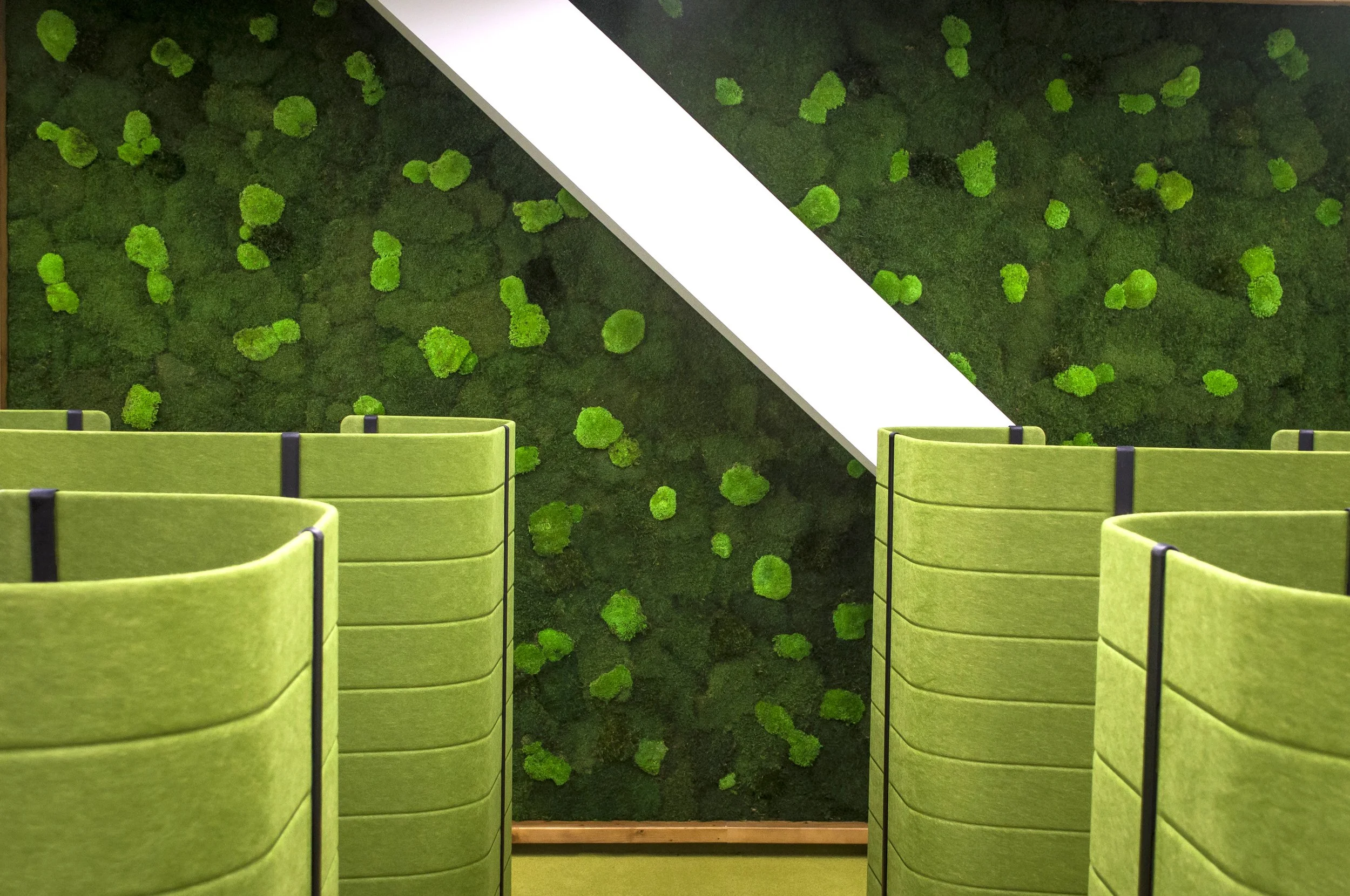 DeutscheBank_Custom_Ball_Moss_Wall_2_nmf9dg.jpg