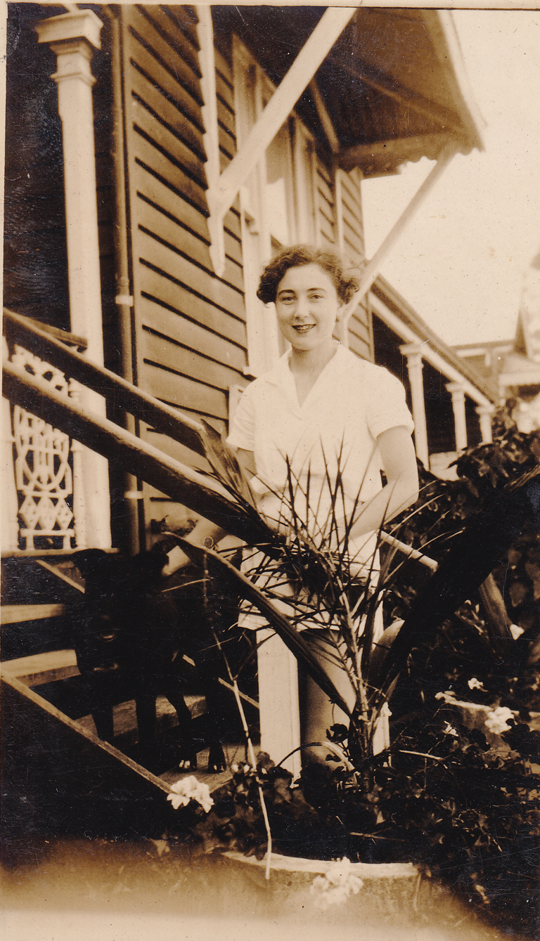 Veronica Baker (Girlie Baker) in Tiaro