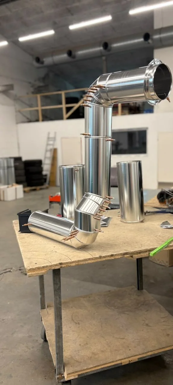 Metallrohrleitung in einer Werkstatt, die montiert wird.