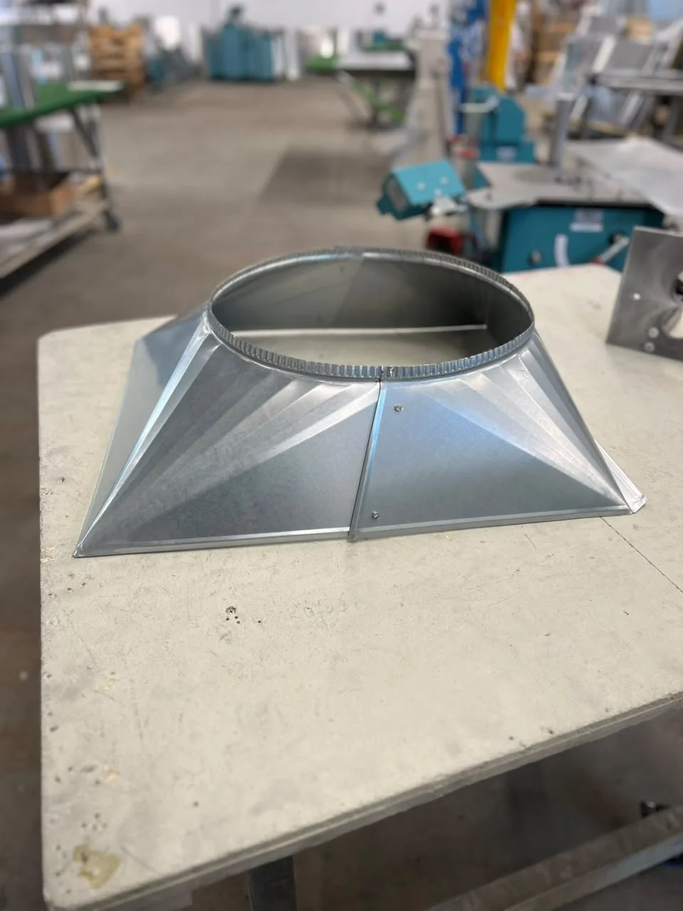 Metallvorrichtung auf einem Werkbank in einer Werkstatt