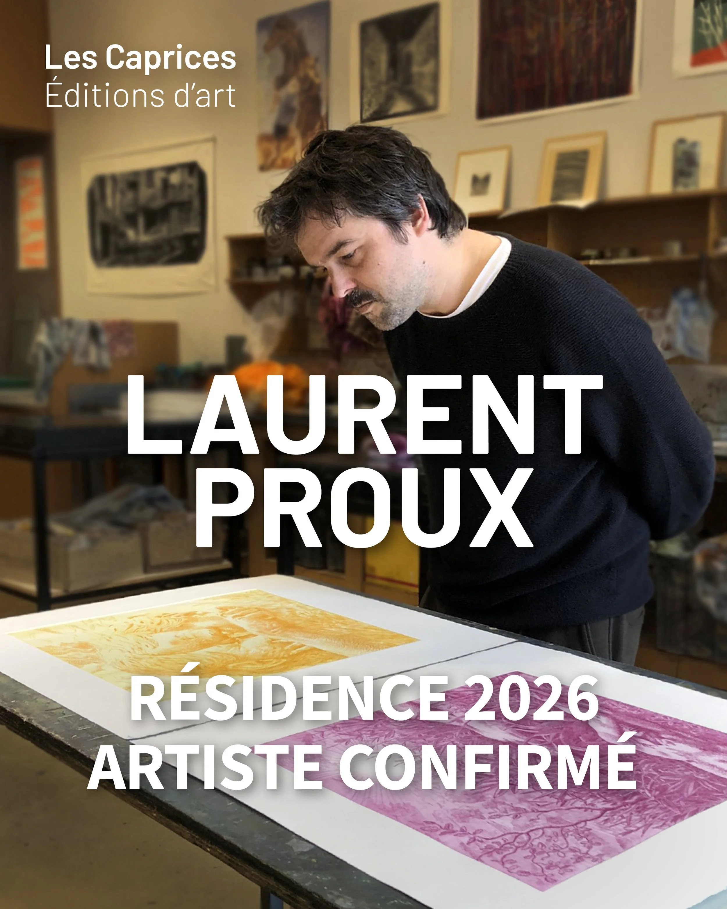 Une personne observe des œuvres d'art sur une table dans un atelier, avec un mur décoré d'images et d'œuvres artistiques en arrière-plan. Texte en superposition indiquant "Les Caprices Éditions d'art" et d'autres informations sur la résidence d'artiste.