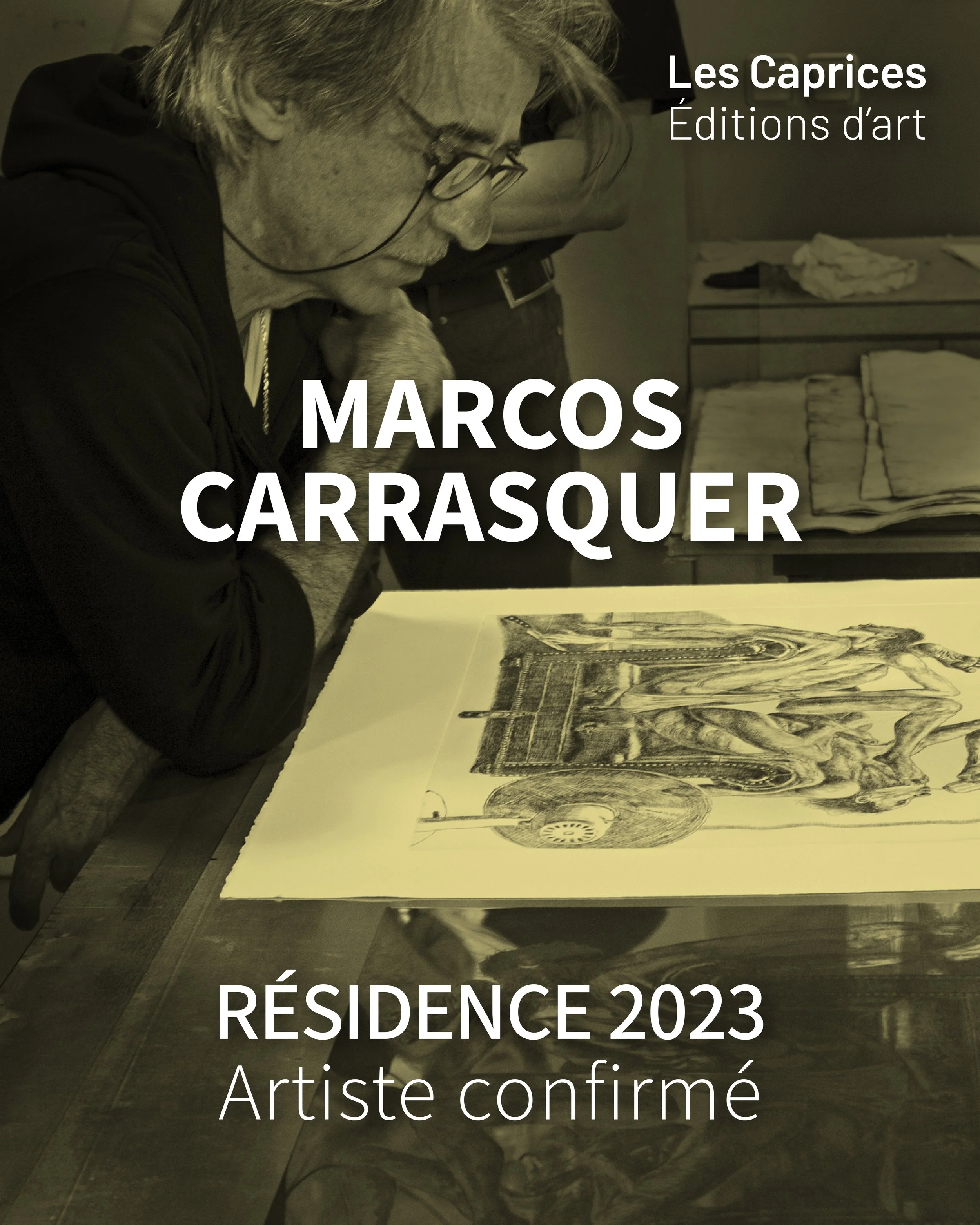 Photo en noir et blanc d'un homme concentré regardant une œuvre d'art graphique sur une table. Texte sur l'image : "Les Caprices, Éditions d'art, Marcos Carrasquer, Résidence 2023, Artiste confirmé."