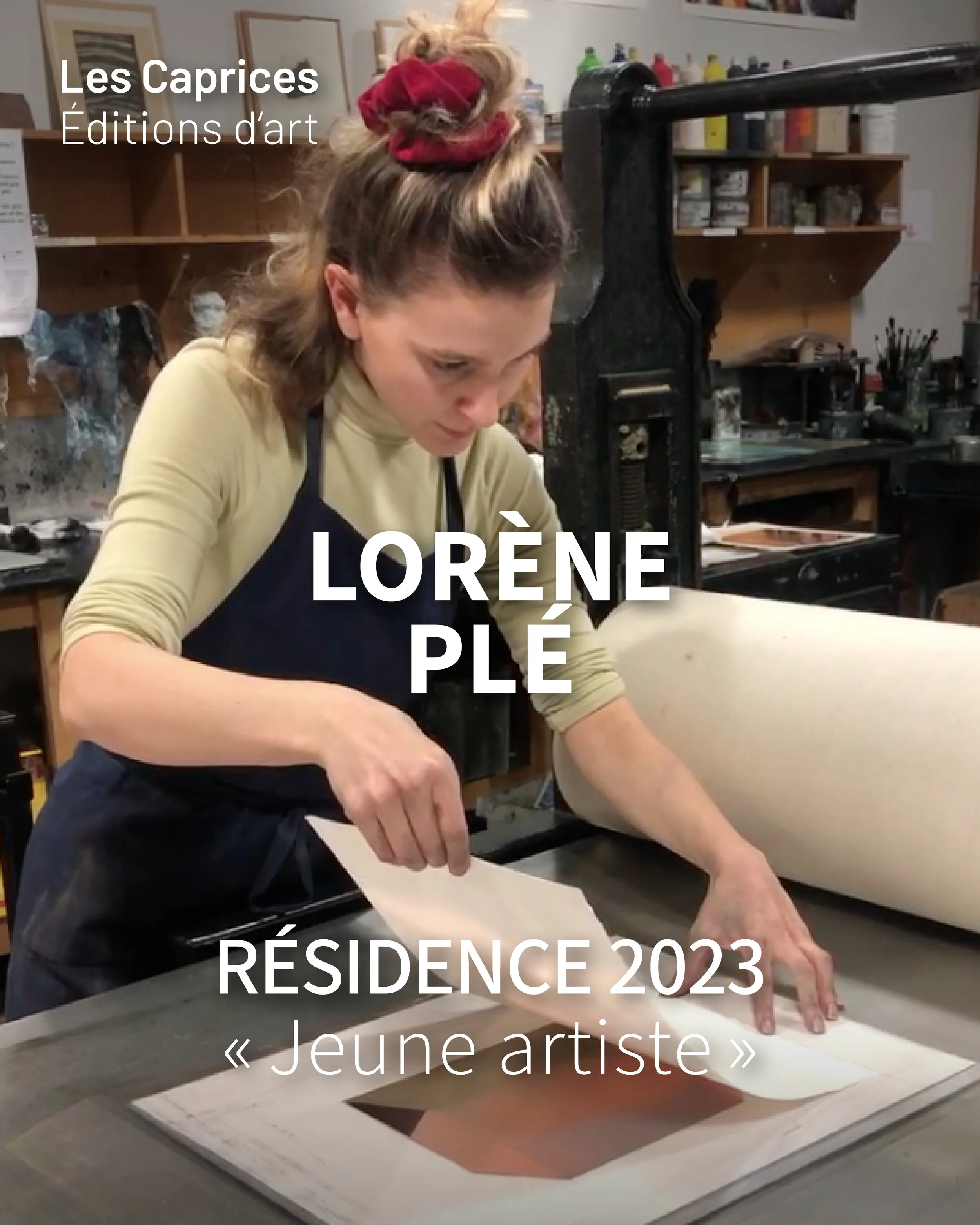 Une femme jeune artiste en atelier, préparant une œuvre d'art avec des outils et de la peinture, derrière des étagères contenant des bouteilles de peinture et des matériaux d'art.