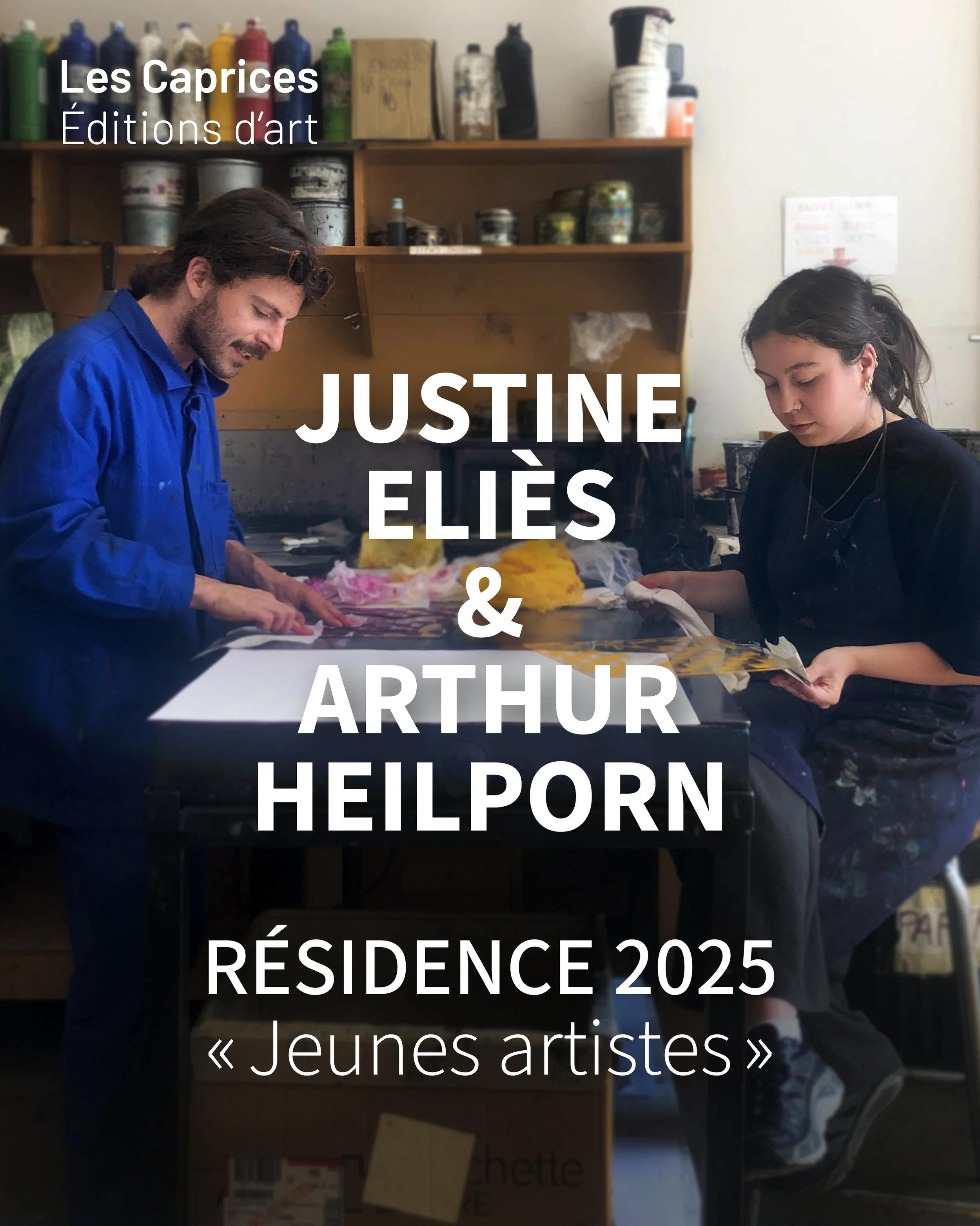 Une photo de deux jeunes femmes travaillant à un atelier d'art. Il y a des bouteilles de peinture colorées en haut d'une étagère en bois, ainsi que plusieurs pots de peinture. Le texte sur la photo parle de jeunes artistes en résidence en 2025, organisés par Les Caprices Éditions d'art.