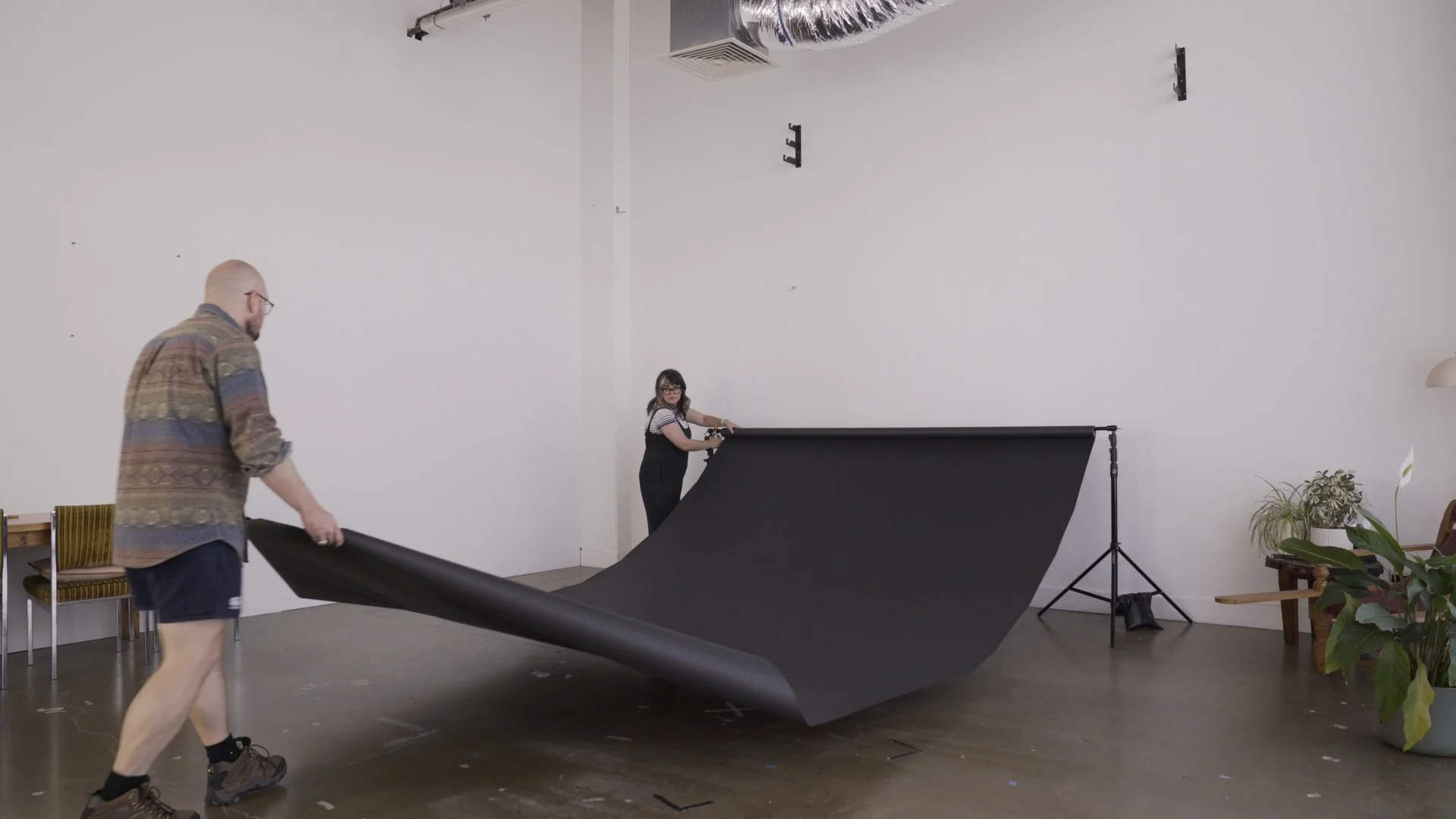 Photo Studio Basics: How to Set Up a Paper Backdrop Bar