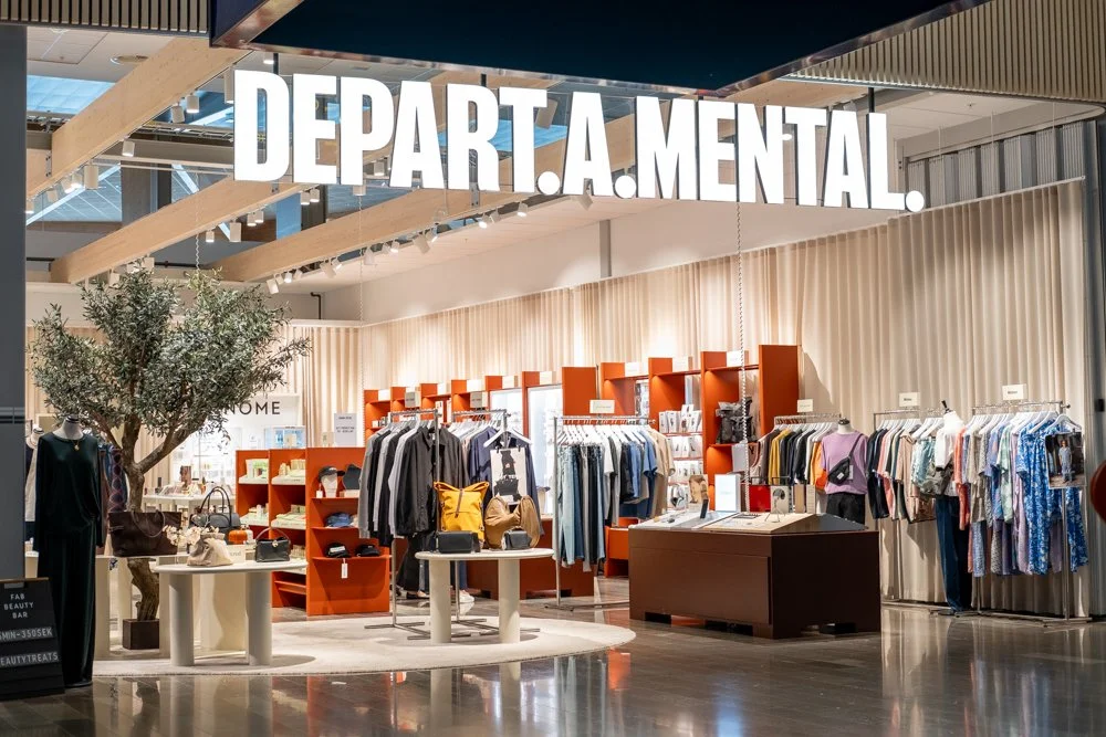 Interiör från Depart.A.Mentals butikskoncept med kläder och inredning.
