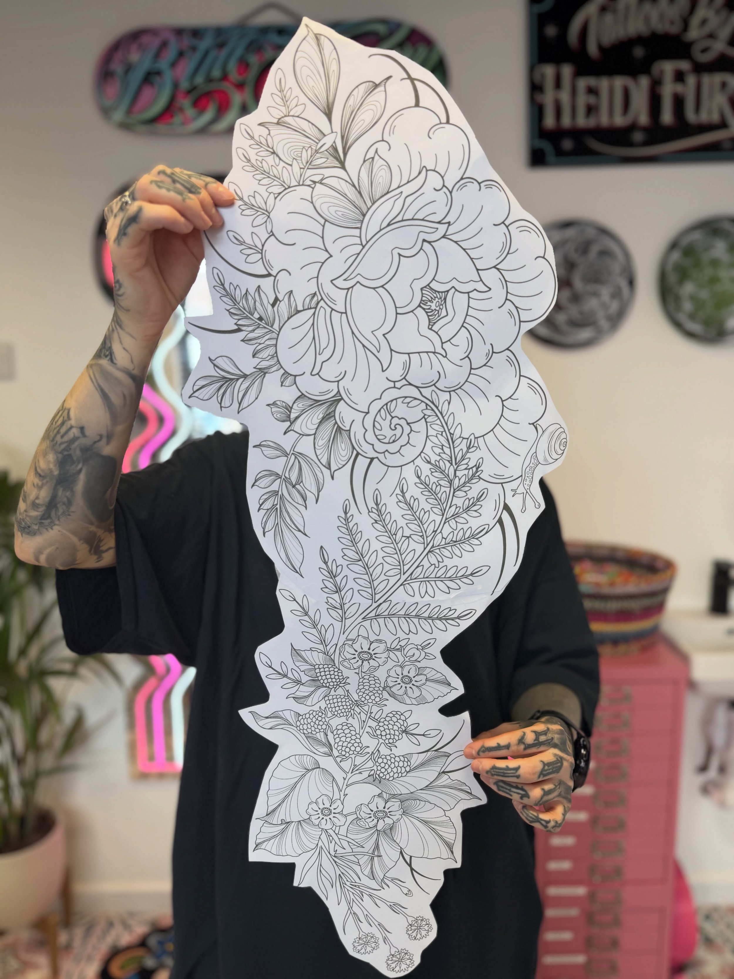 Started a beautiful woodland themed piece down the side of the leg for my wonderful friend 🌸 

There are some old colour tattoos at the top of the thigh Hayley wanted to blast over among the design so we added a large scale peony to change the direc