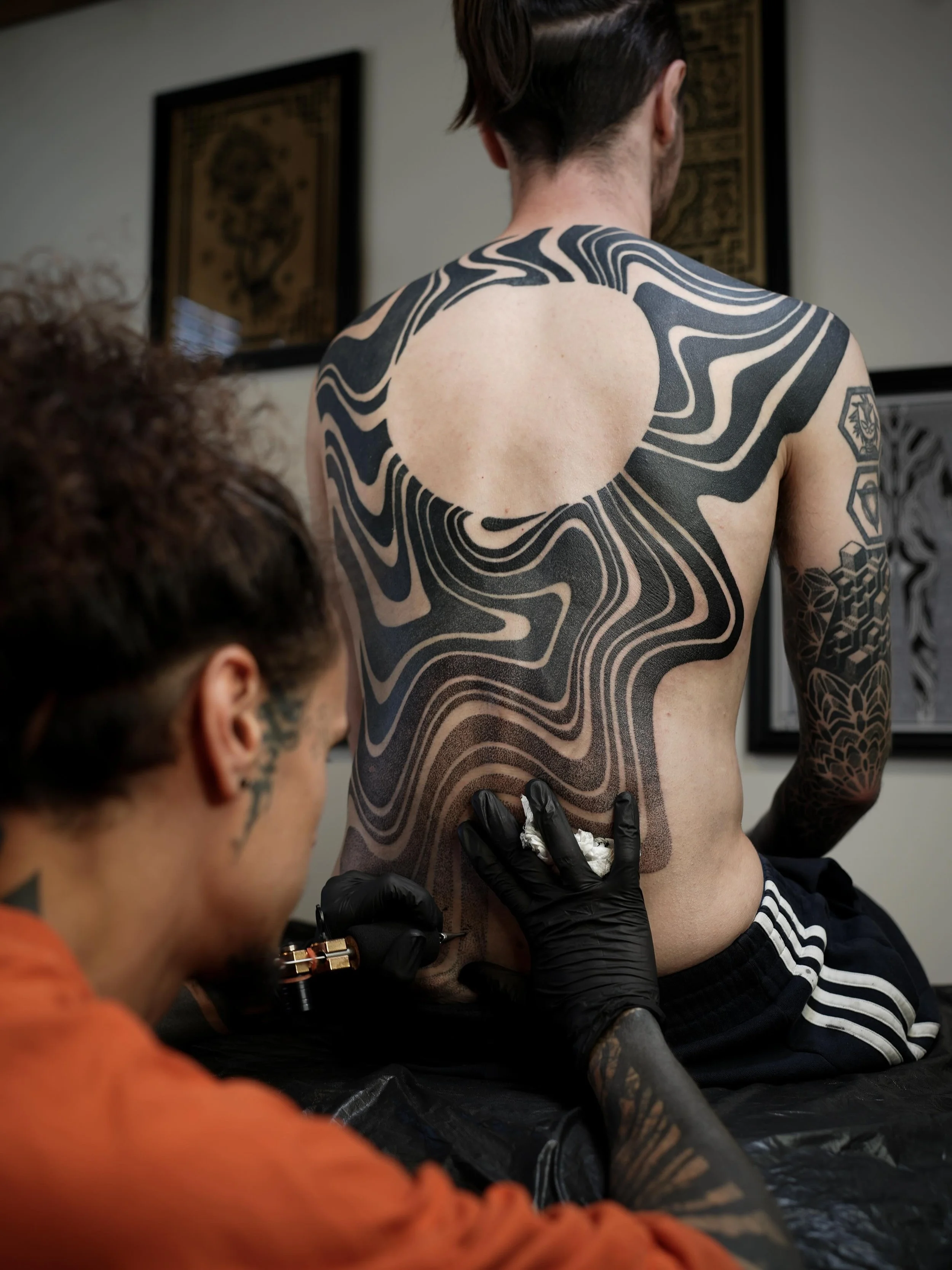 ⚫️ Mannn I had some fun with this one 💥💥 full warpy backpiece. Really love the missing circle in the middel. Thanks Sam! Would love to do some more tattoos like this

Created with @geometricatattooapp @blackclaw @killerinktattoo @pantheraink @danku