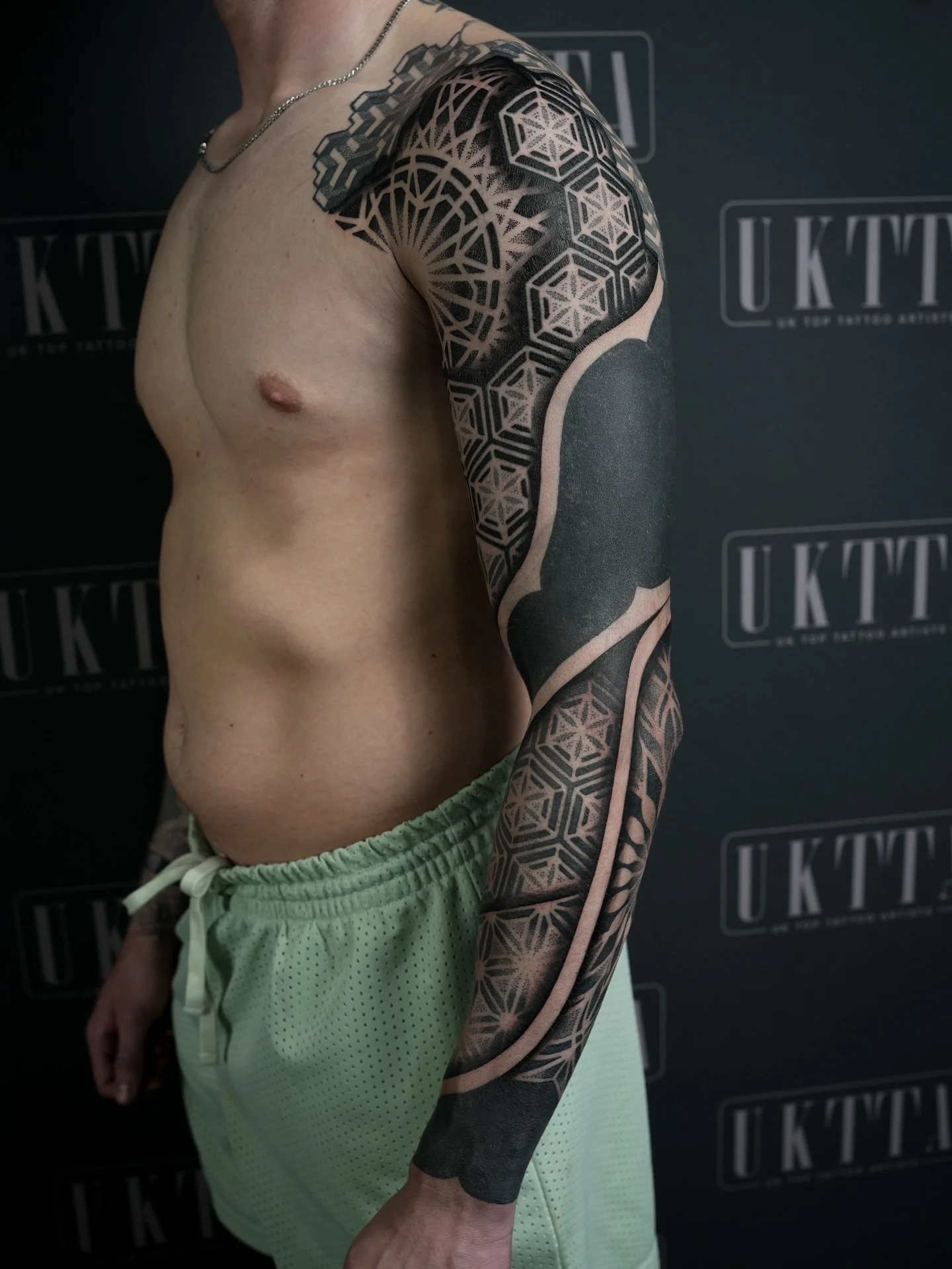 ⚫️ Finished sleeve from this weekend @uktta 💥💥 Come away with 2nd place best small ornamental for the shoulder piece. Was a mint weekend, tis a very well organised show always have a good time 🙌🏽 Sound to see familiar faces, meet new ones &amp; c