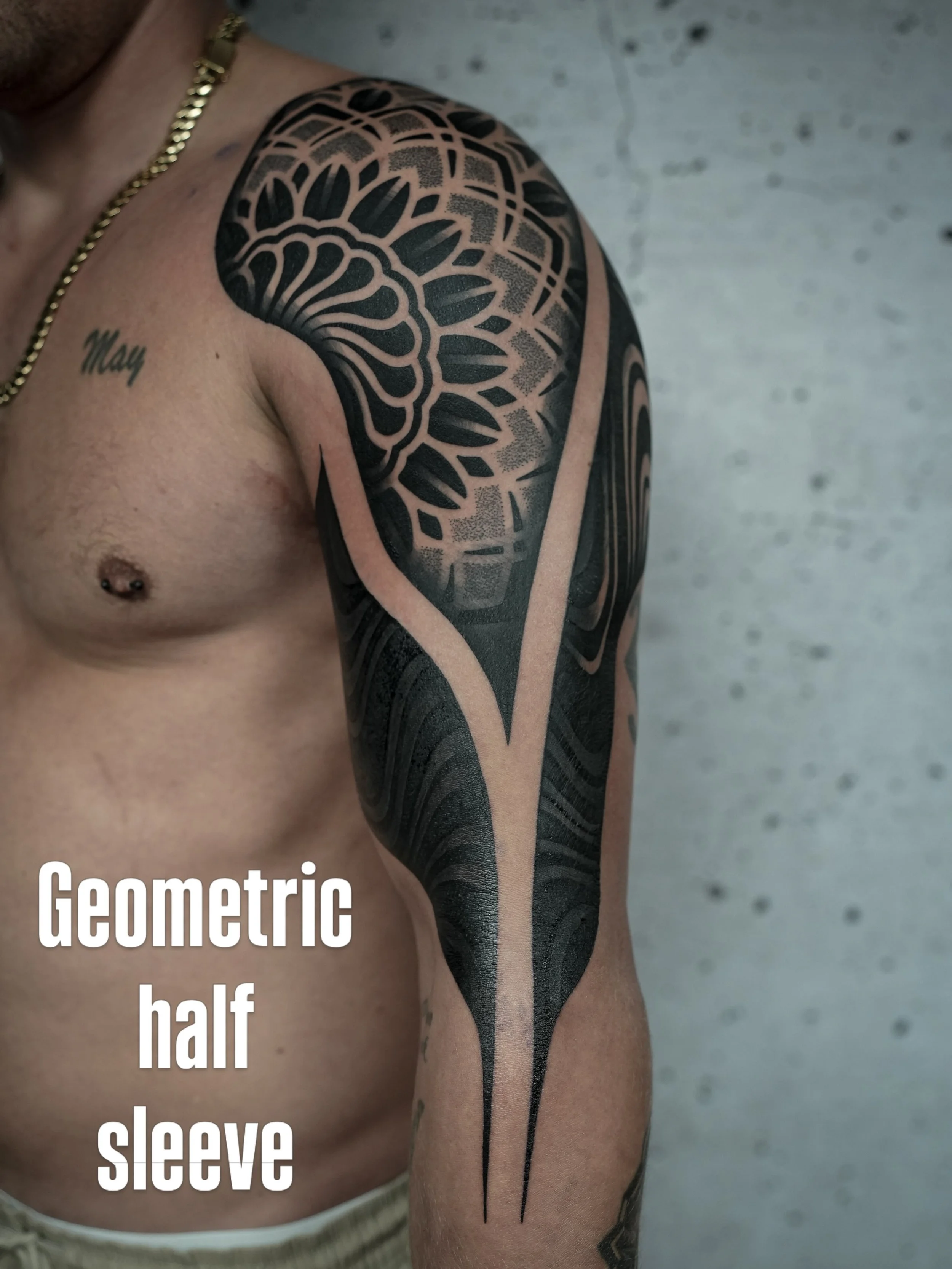 ⚫️ One of my favourite geometric half sleeves 💥💥 completed over 2 days, found the exact shape &amp; flow to work around existing tattoos. Tattooing from @bluedream.tattoo 

Created with @geometricatattooapp @blackclaw @killerinktattoo @pantheraink 