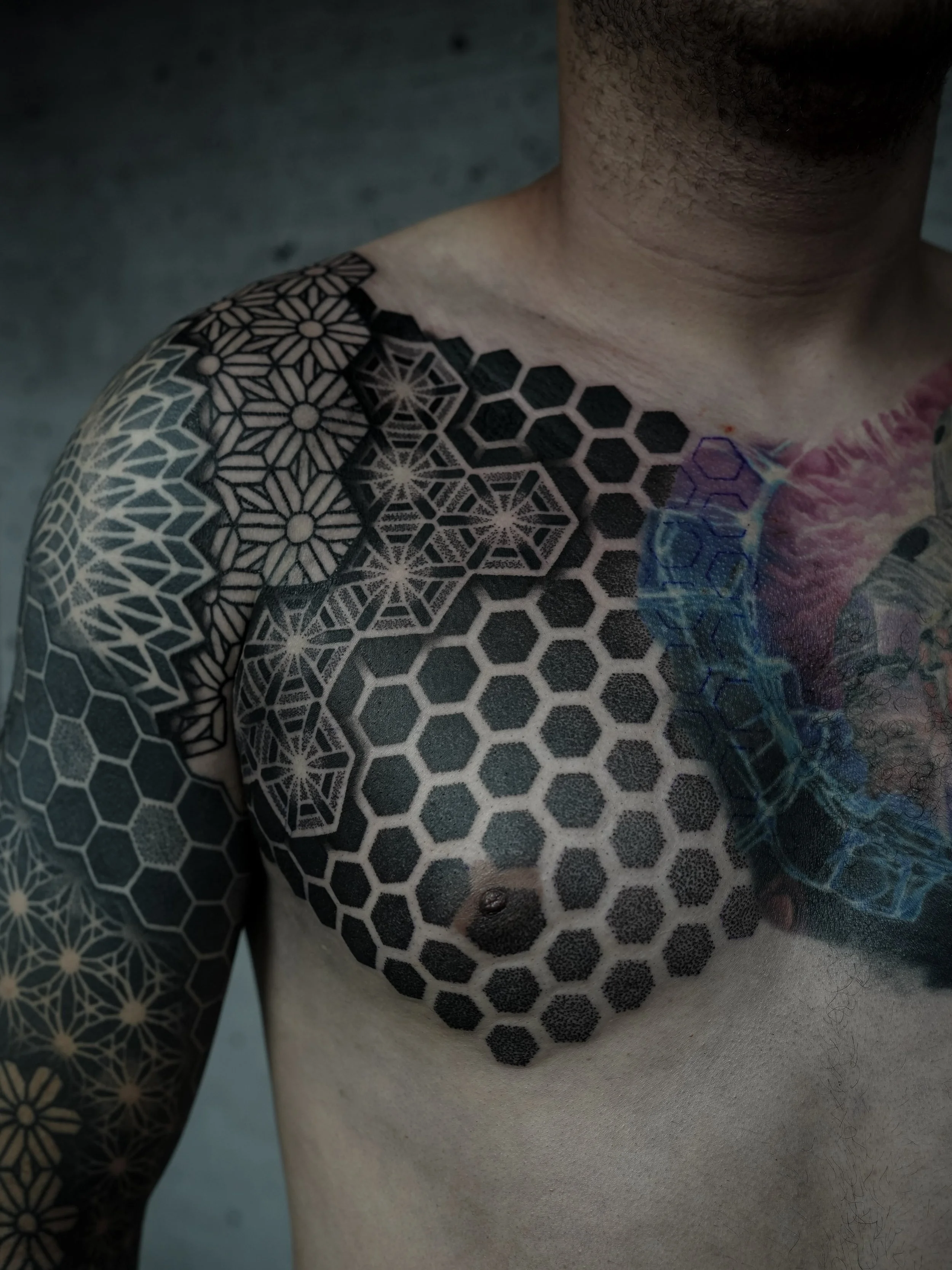 ⚫️ Chest extention from a fully healed &amp; settled sleeve made a few years back 💥💥 Swipe to see the healed arm &amp; full ting. Adds much more impact continuing from the sleeve over to the chest. Tattooing from @bluedream.tattoo 

Created with @g