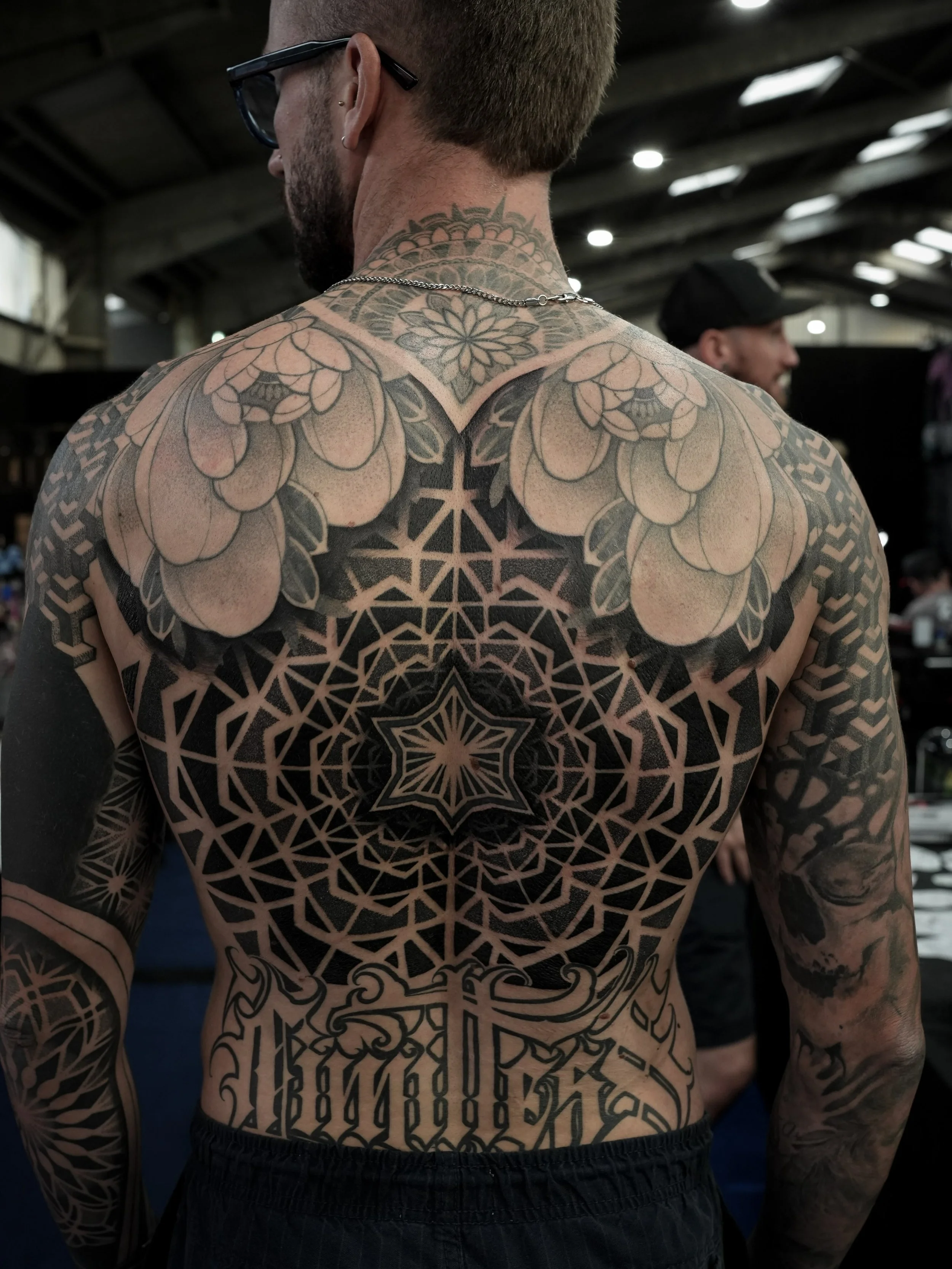 ⚫️ Some geometric chaos from the weekend 💥💥 Had a blast at @cornwalltattooconvention1, big thanks to the organisers and everyone who came by the booth! Solid gang on the booth this year. 
I finished the middle part of this back, the top peonies are