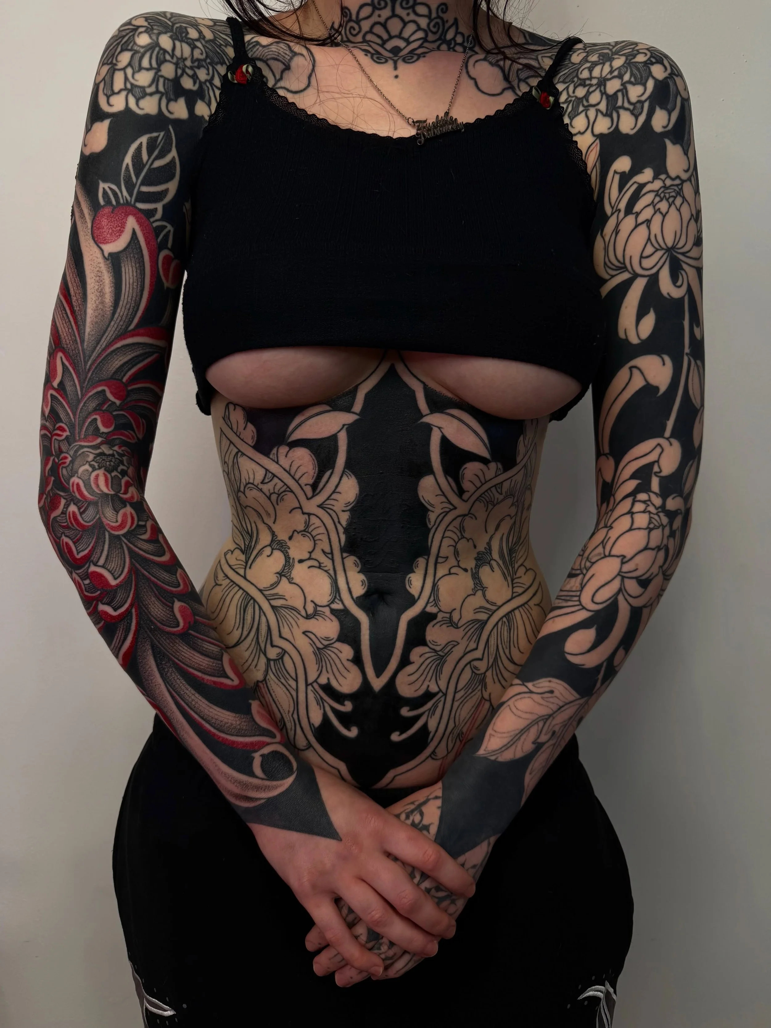 ❌ Work in progress project ❌ 

Two sleeves, both armpits, full stomach well underway! 

We&rsquo;re working on a large scale negative floral project with a pop of red 🩸 

Yes your eyes are not deceiving you&hellip;that is a splash of colour you&rsqu