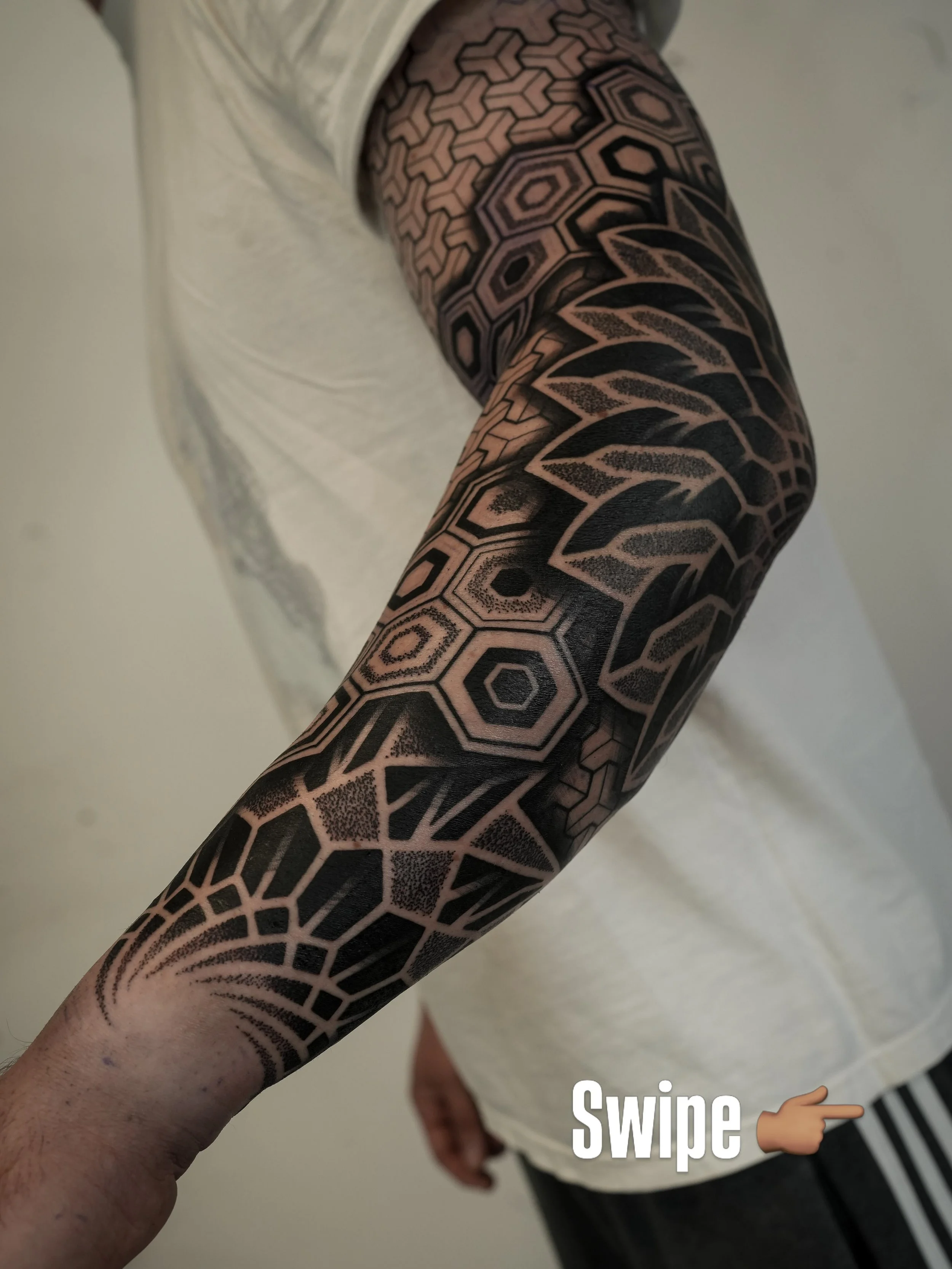 ⚫️ 3 days in a row for Kit 💥💥 He had a special request to leave a few gaps so he can get realism pieces layered underneath the patterns. We left space on the inside bicep, inner forearm, and also top of the arm&hellip;

Created with @geometricatatt