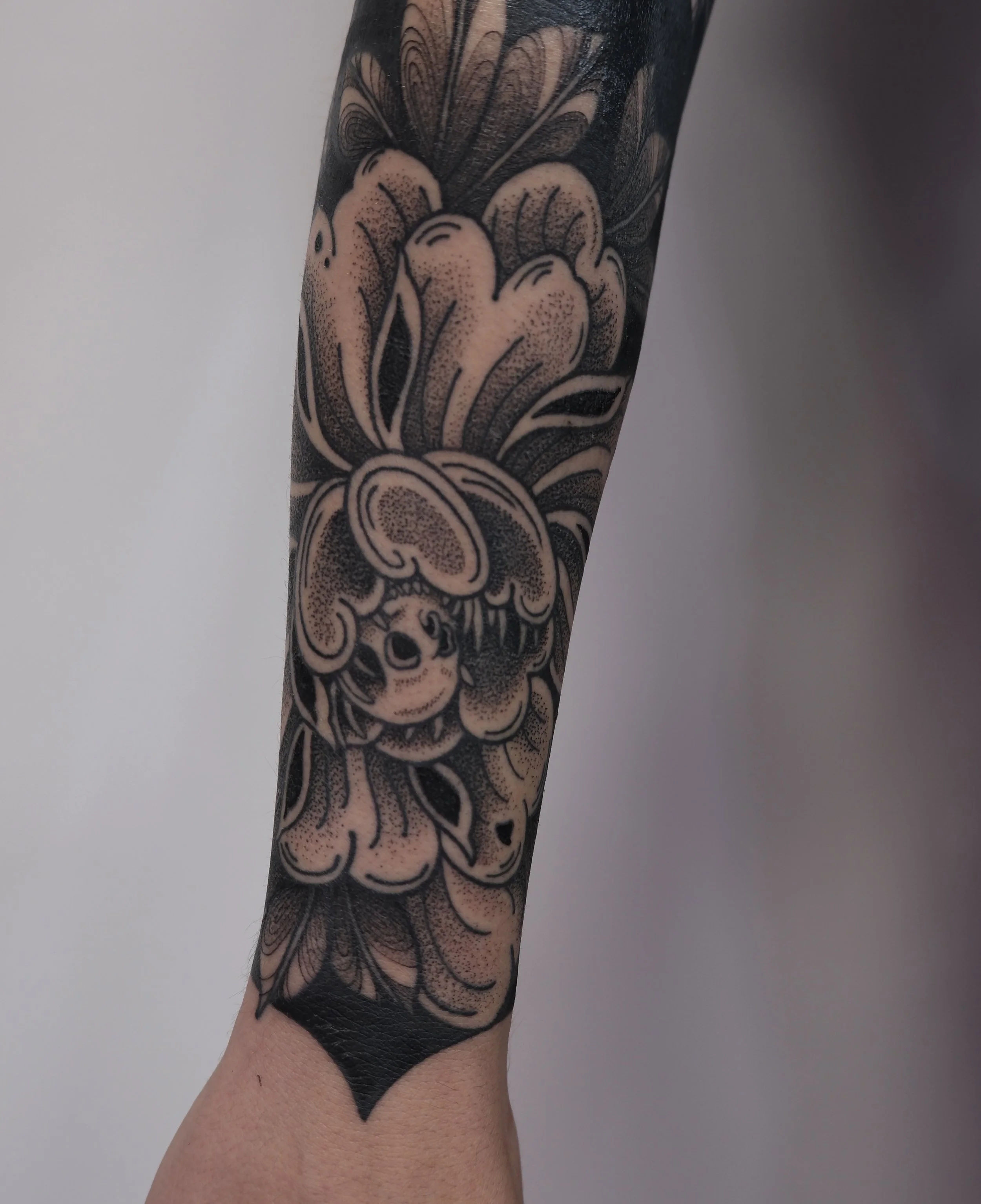 Spooky peonies 💀 🎃 🖤 

Thank you Tamsin! 

Took this 📷 4 days into healing 

Made @bluedream.tattoo 🩵 💭 ✨

Sponsored by @killerinktattoo @elitetattooofficial 

#bristoltattoo #bristoltattooartist #blackworktattoo #spookytattoo #spookytattoos