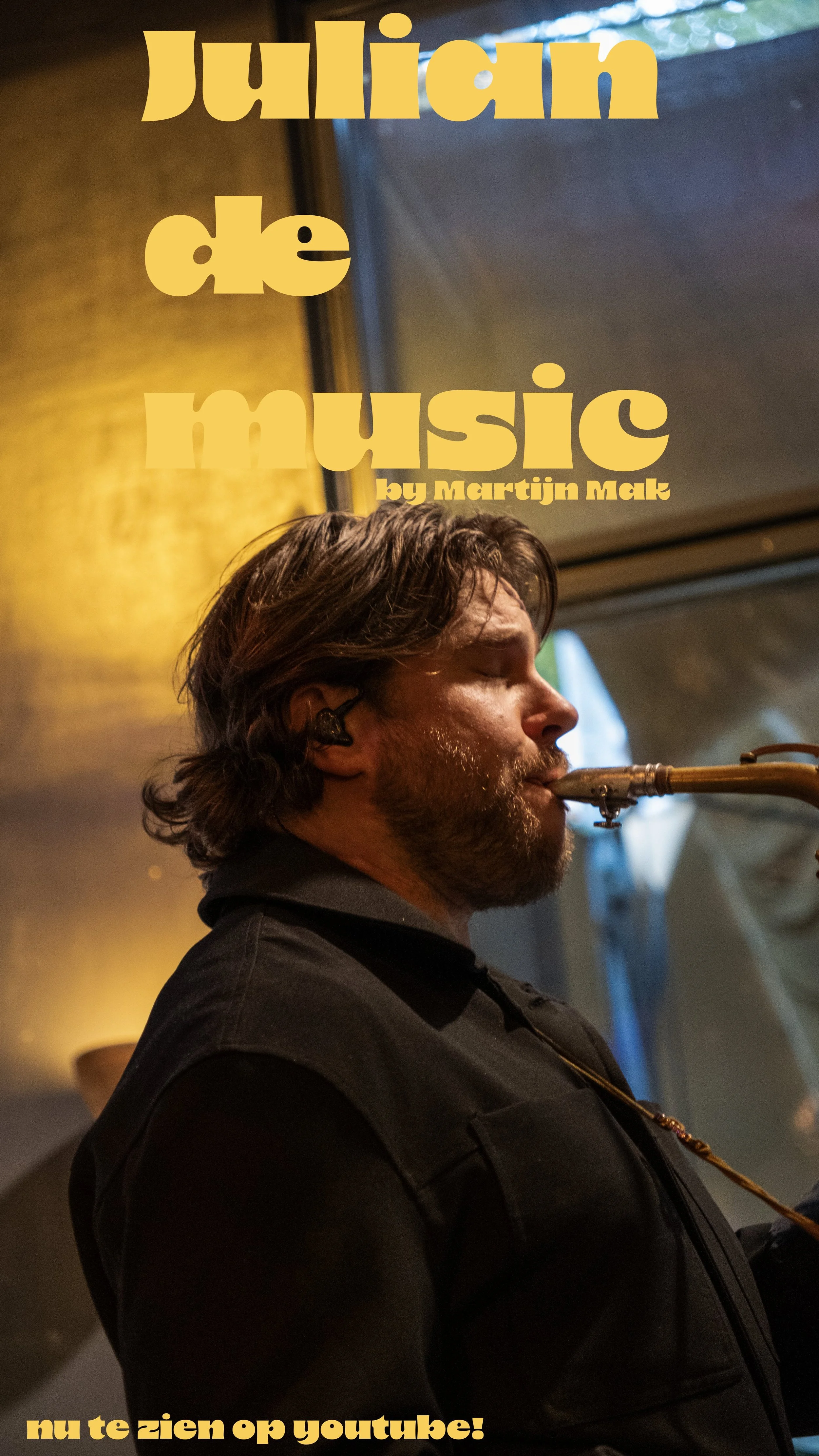 Muzikant die op een saxofon speelt tijdens een optreden in een tent met warme verlichting.